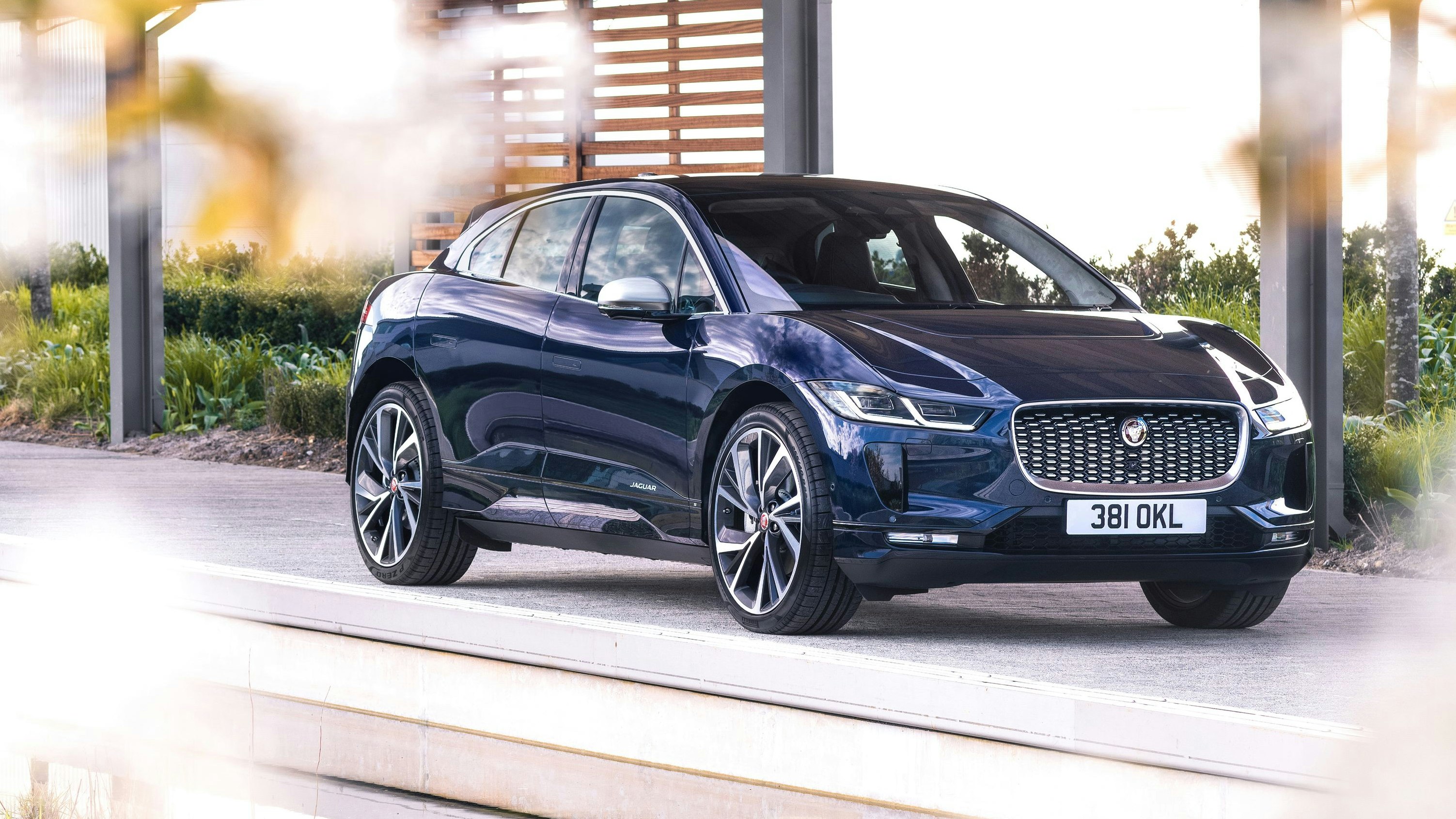 Heute.at - E-Jaguar dreht durch, Fahrer kann ihn nicht stoppen