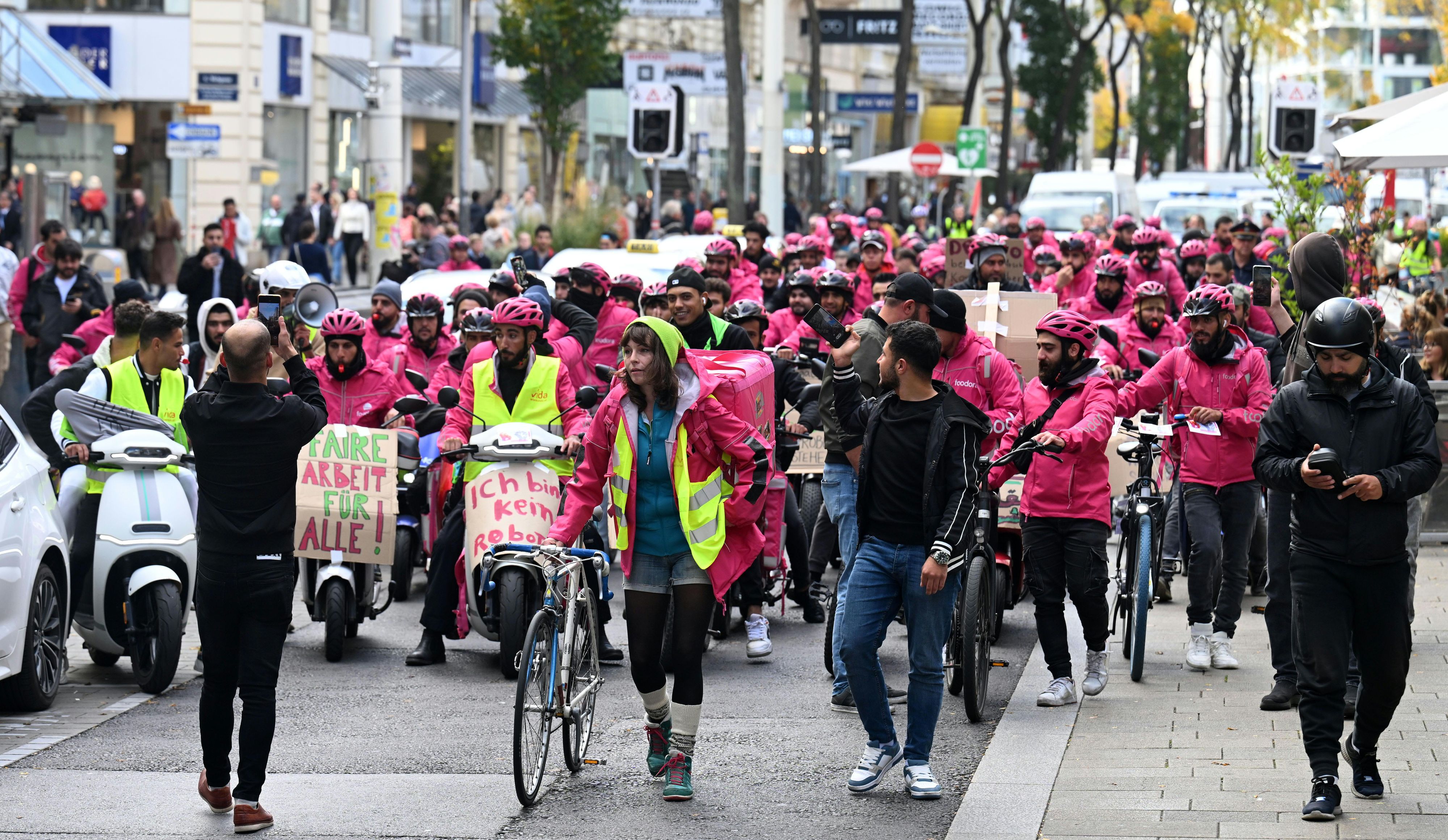 Demonstration der Foodora-Essenszusteller für bessere Arbeitsbedingungen im Oktober 2023 in Wien.