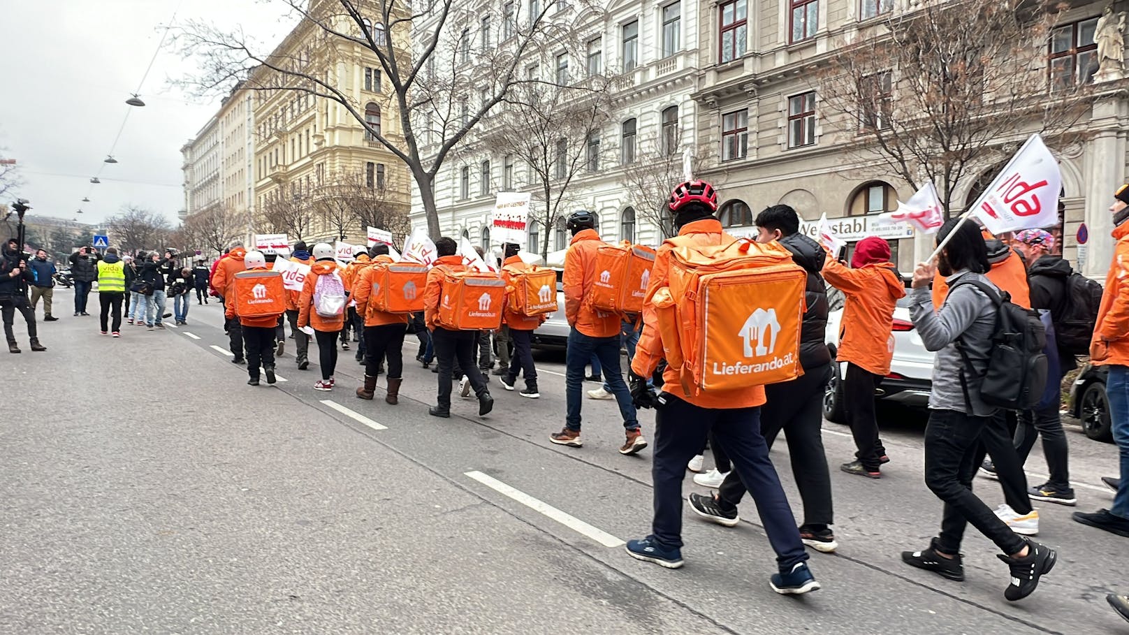 Die betroffenen Zusteller bildeten einen Protestzug.