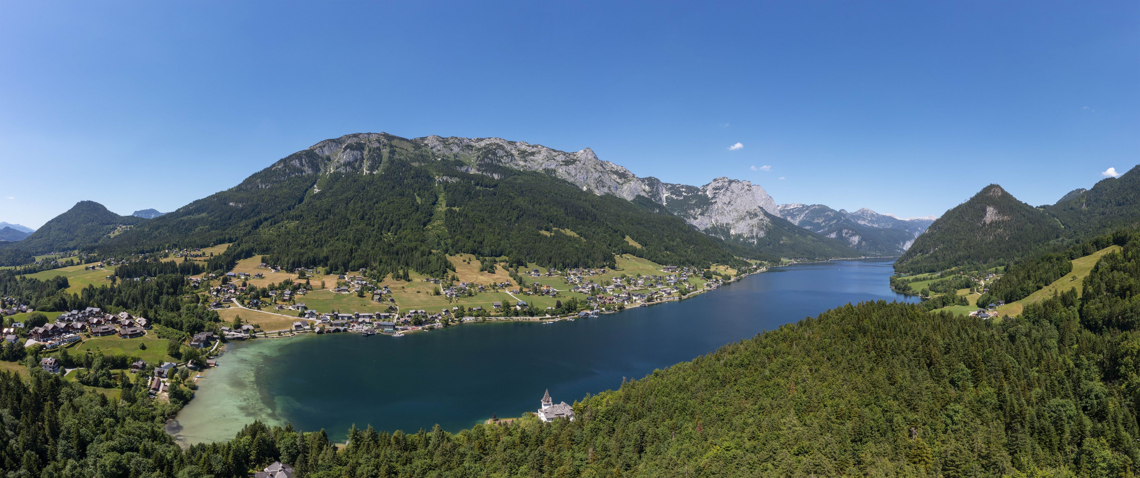 Drohnenpanorama des Grundlsees im September 2023.