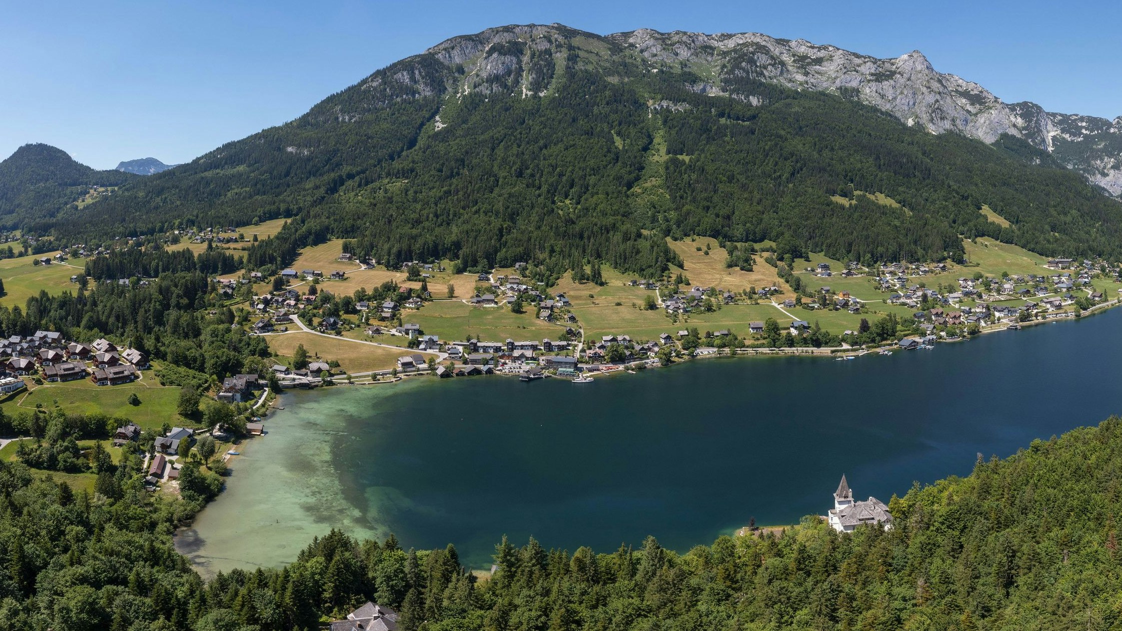 Drohnenpanorama des Grundlsees im September 2023.