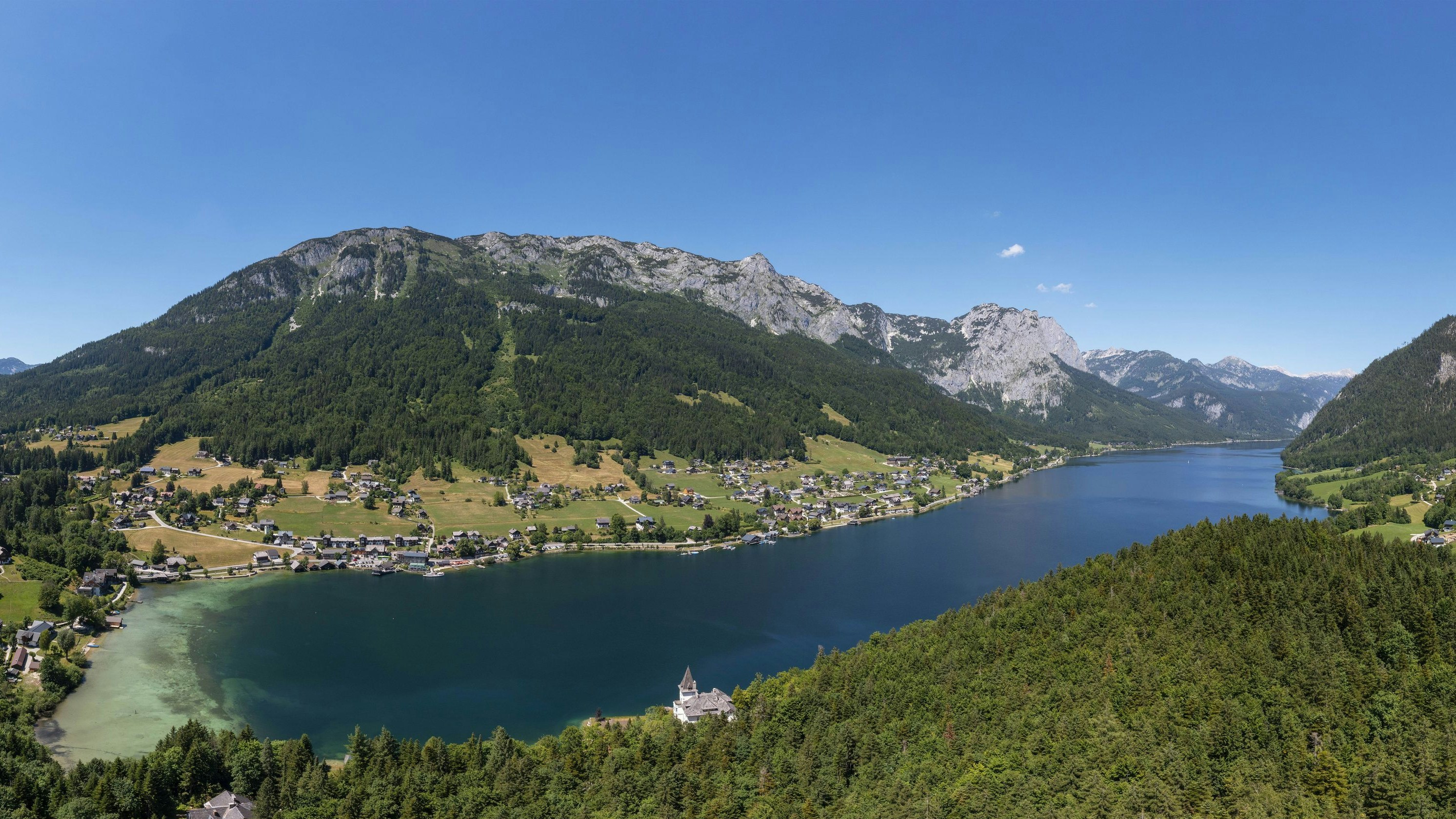 Drohnenpanorama des Grundlsees im September 2023.