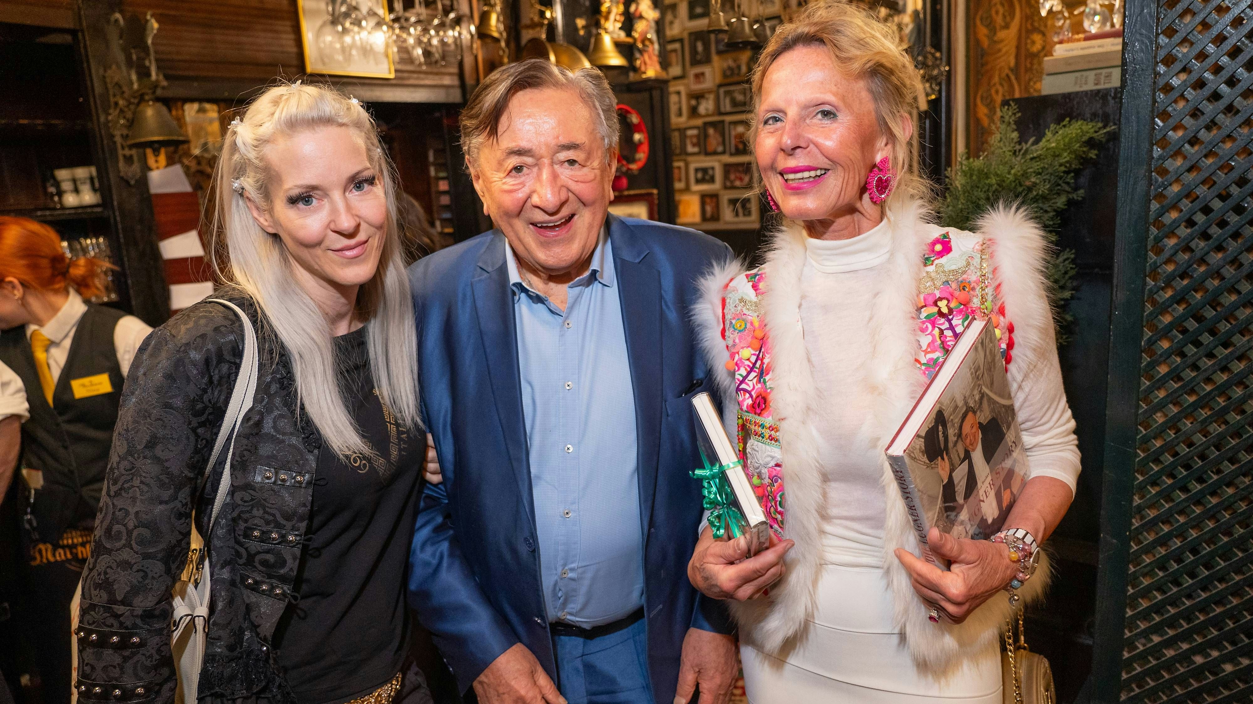 Heute.at - Richard Lugner feiert Ibiza-Party mit seinem Bienchen