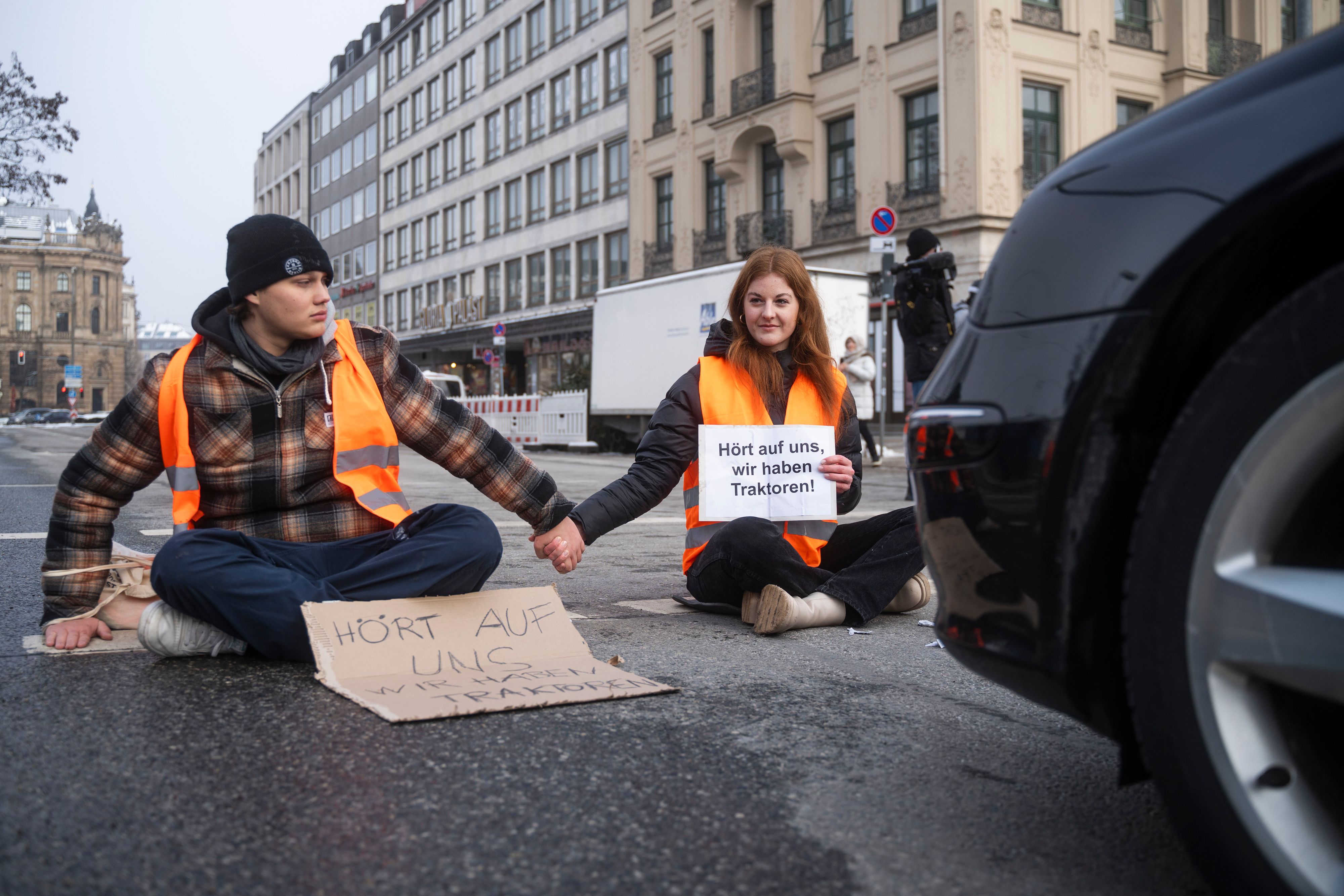 Damals klebten sie noch: eine Straßenblockade der Letzten Generation in München am 10. Jänner 2024. Mit ihrem Schild 