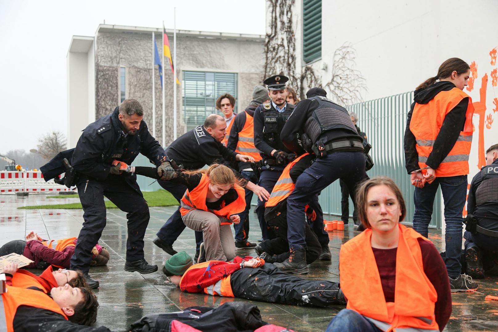 Aktivisten der Letzten Generation beschmierten am 2. März 2024 das Kanzleramt in Berlin mit den Worten "Hilfe! – Eure Kinder". Sie forderten eine Politik ein, die sie und künftige Generationen vor der Klimakatastrophe schützt.