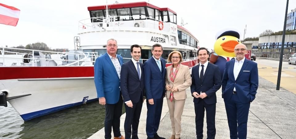 DDSG-Blue-Danube-Geschäftsführer Wolfgang Fischer, Wien-Holding-Geschäftsführer Kurt Gollowitzer, Wiens Wirtschafts- und Tourismusstadtrat Peter Hanke, Landeshauptfrau NÖ Johanna Mikl-Leitner, Verkehrsbüro-CEO Martin Winkler, DDSG-Blue-Danube-Geschäftsführer Wolfgang Hanreich (v.li.) begrüßen die neue MS Austria in der Flotte&nbsp;