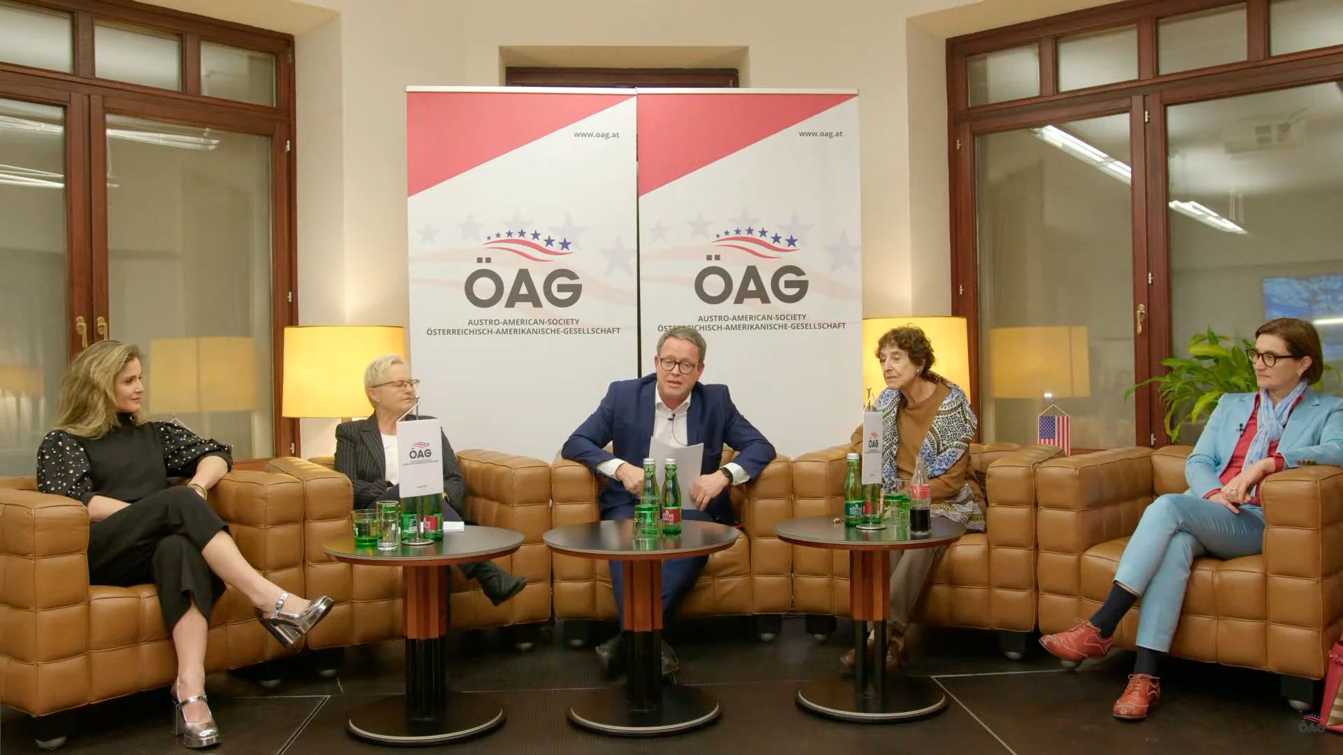 Das hochkarätig besetzte Podium: Ex-Skirennläuferin und Sängerin <strong>Lizz Görgl</strong>, Ex-US-Botschafterin <strong>Helene von Damm</strong>, Strategieberaterin <strong>Heidi Glück</strong>, sowie ORF-Top-Managerin <strong>Lisa Totzauer</strong>. Durch den Abend führt <strong>Rainer Newald</strong> (m.), Generalsekretär der Österreichisch-Amerikanischen Gesellschaft.