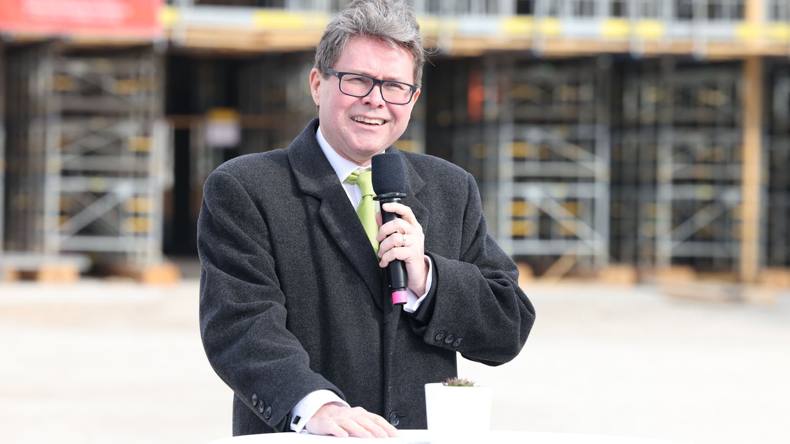 Wissenschaftsminister Martin Polaschek bei der Baustellenbesichtigung des neuen Bücherdepots in Floridsdorf.
