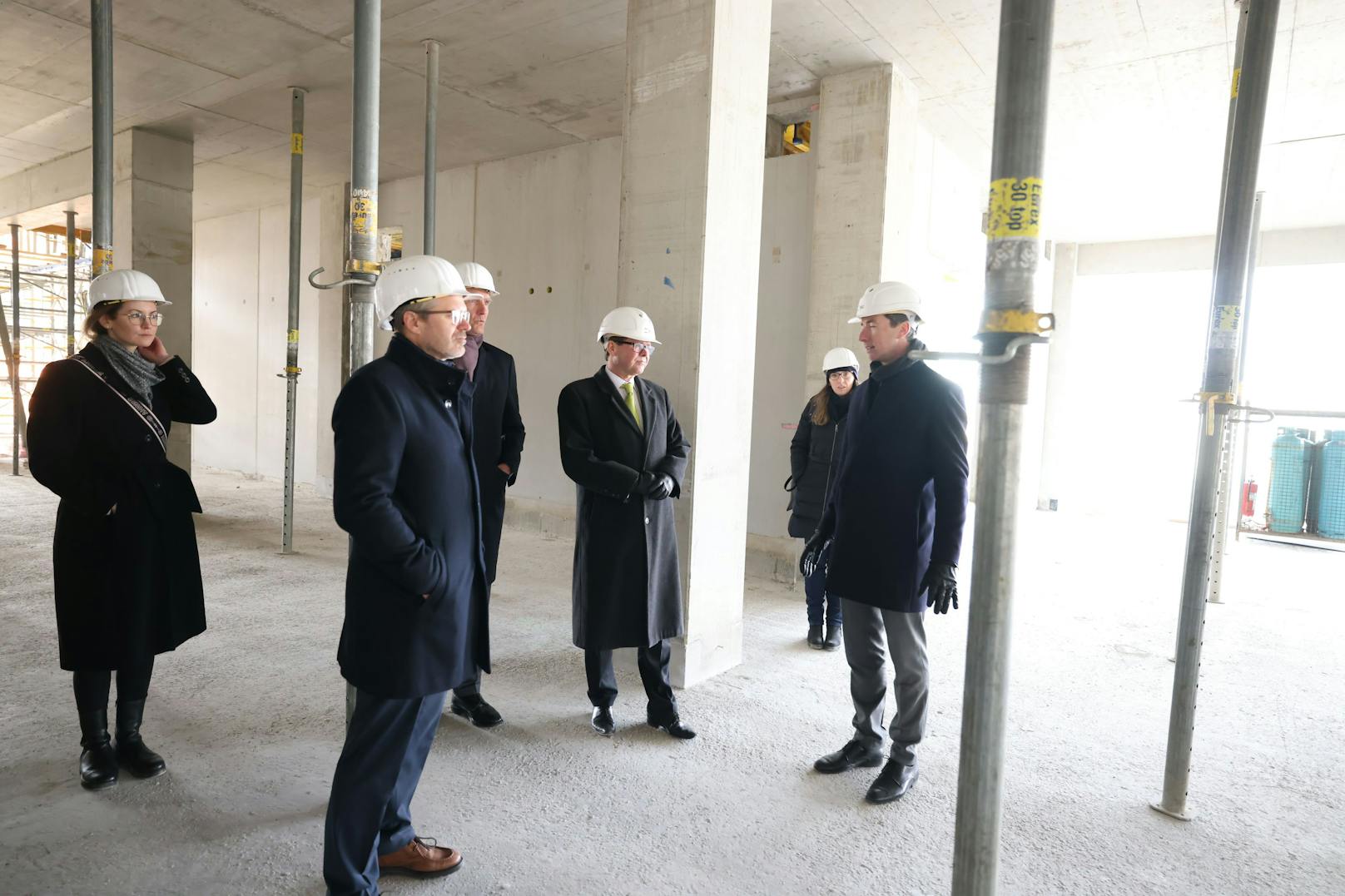 Baustellenbesichtigung des neuen Bücherdepots der Universität Wien auf den Siemensgründen in Floridsdorf mit WissenschaftsministerMartin Polaschek.