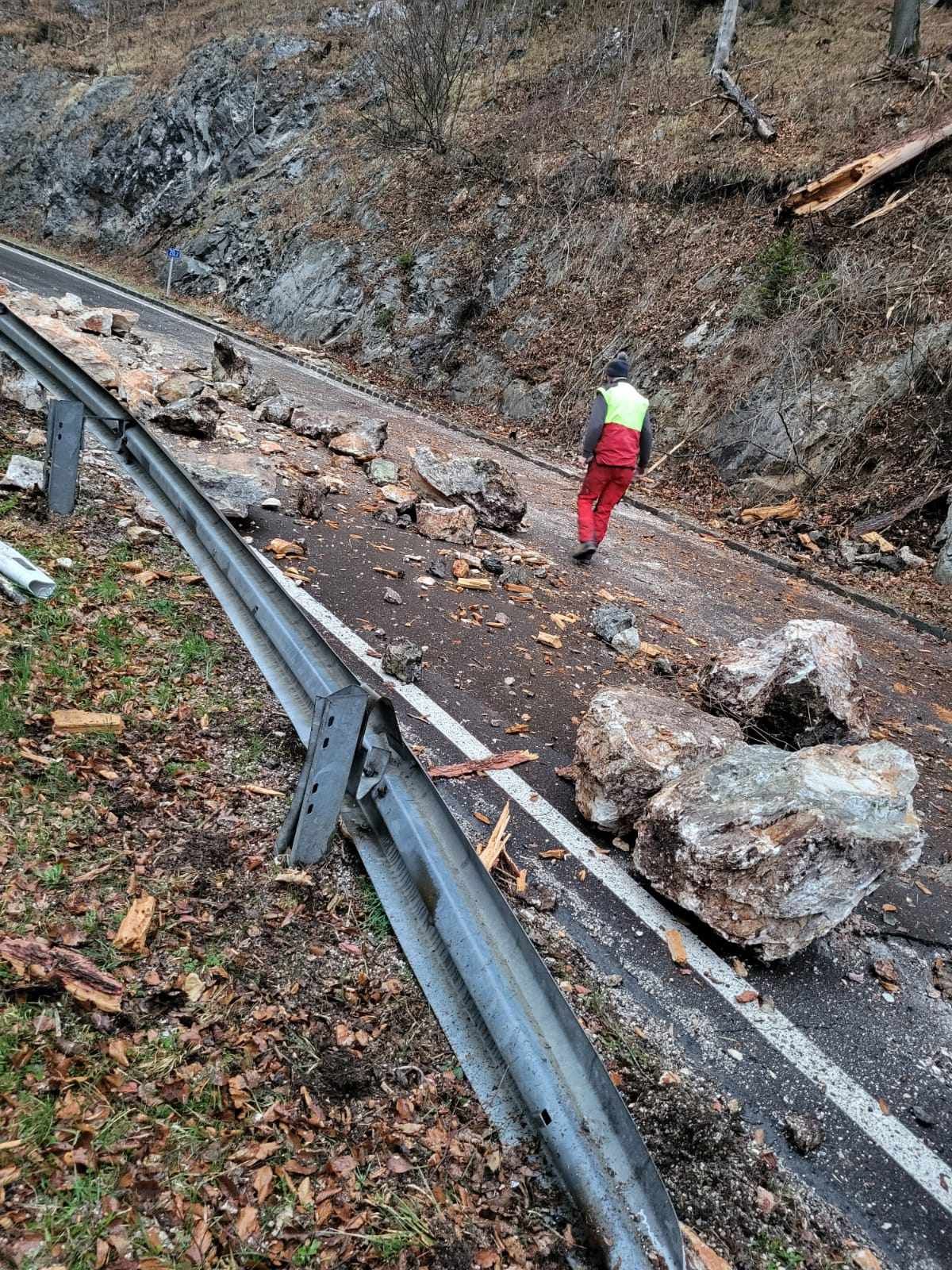 Einem Ort der Verwüstung glich die B27 heute morgen. Die Feuerwehr stand im Einsatz.