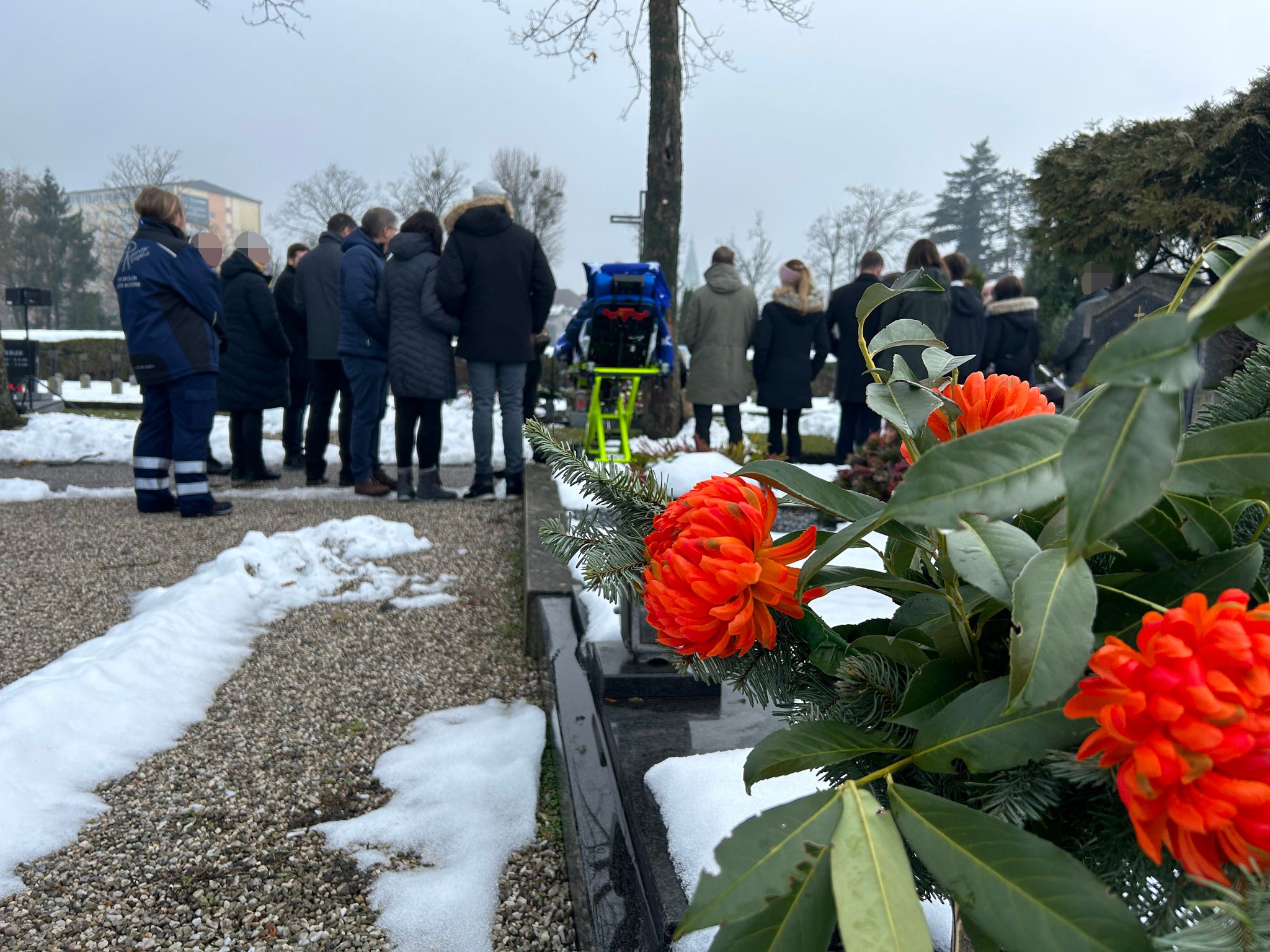 Der angeschlagene Witwer und die Trauergemeinde am Grab der verstorbenen Margareta