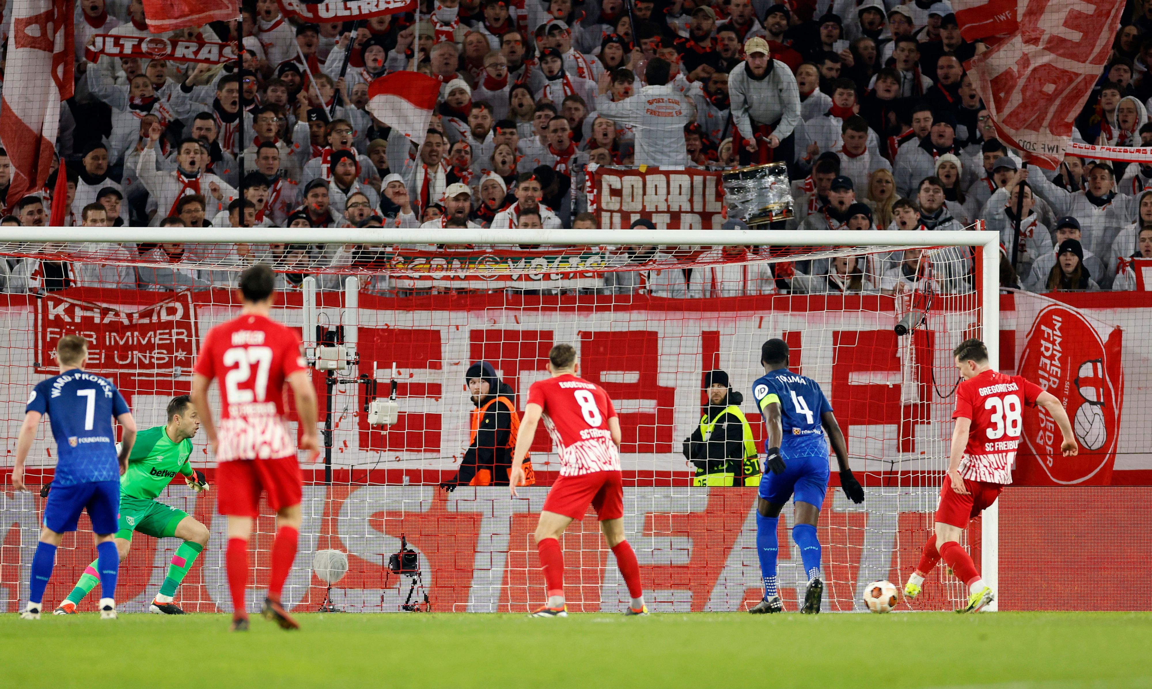 Michael Gregoritsch schießt Freiburg zum Sieg. 