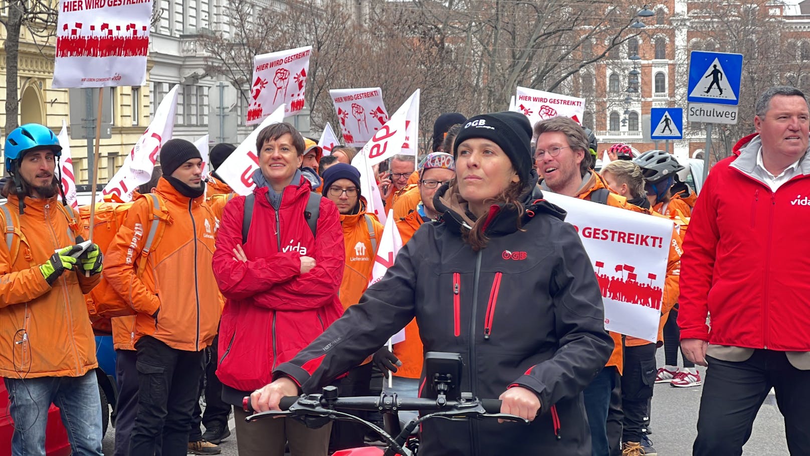 Auch mehrere Vertreterinnen und Vertreter der Gewerkschaft sind mitgezogen.