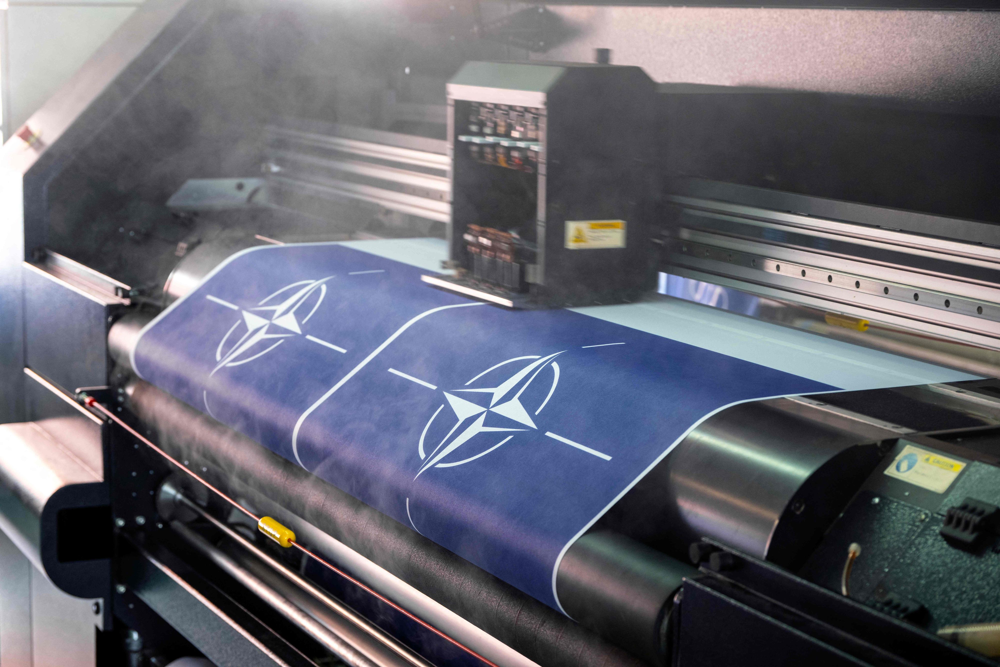 NATO-Flaggen werden am Donnerstag in einer schwedischen Flaggenmanufaktur in der Nähe von Stockholm gedruckt.