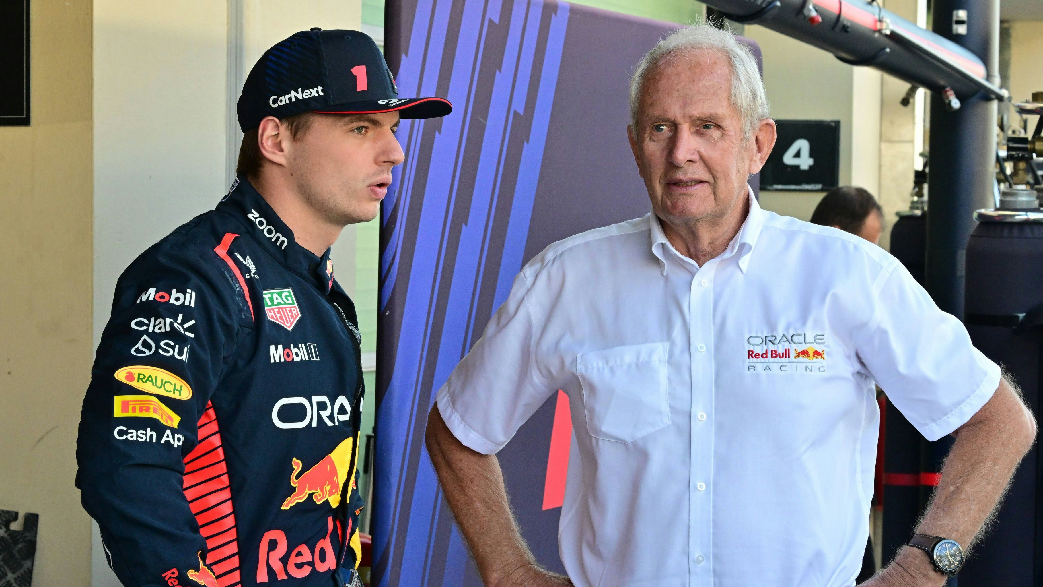 Max Verstappen stellt sich demonstrativ hinter Helmut Marko. 