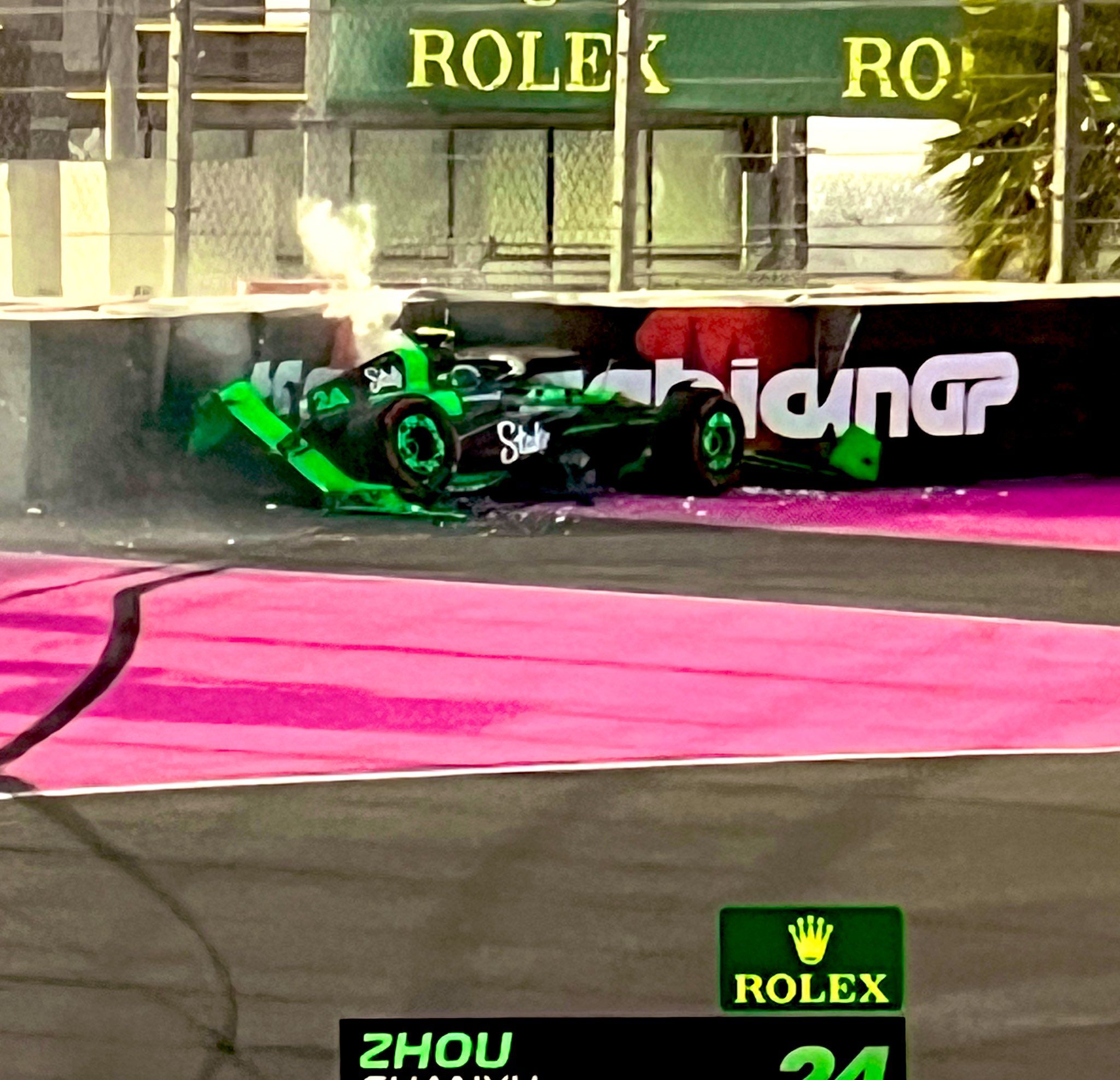 Der Sauber-Pilot Guanyu Zhou ist wuchtig abgeflogen. 