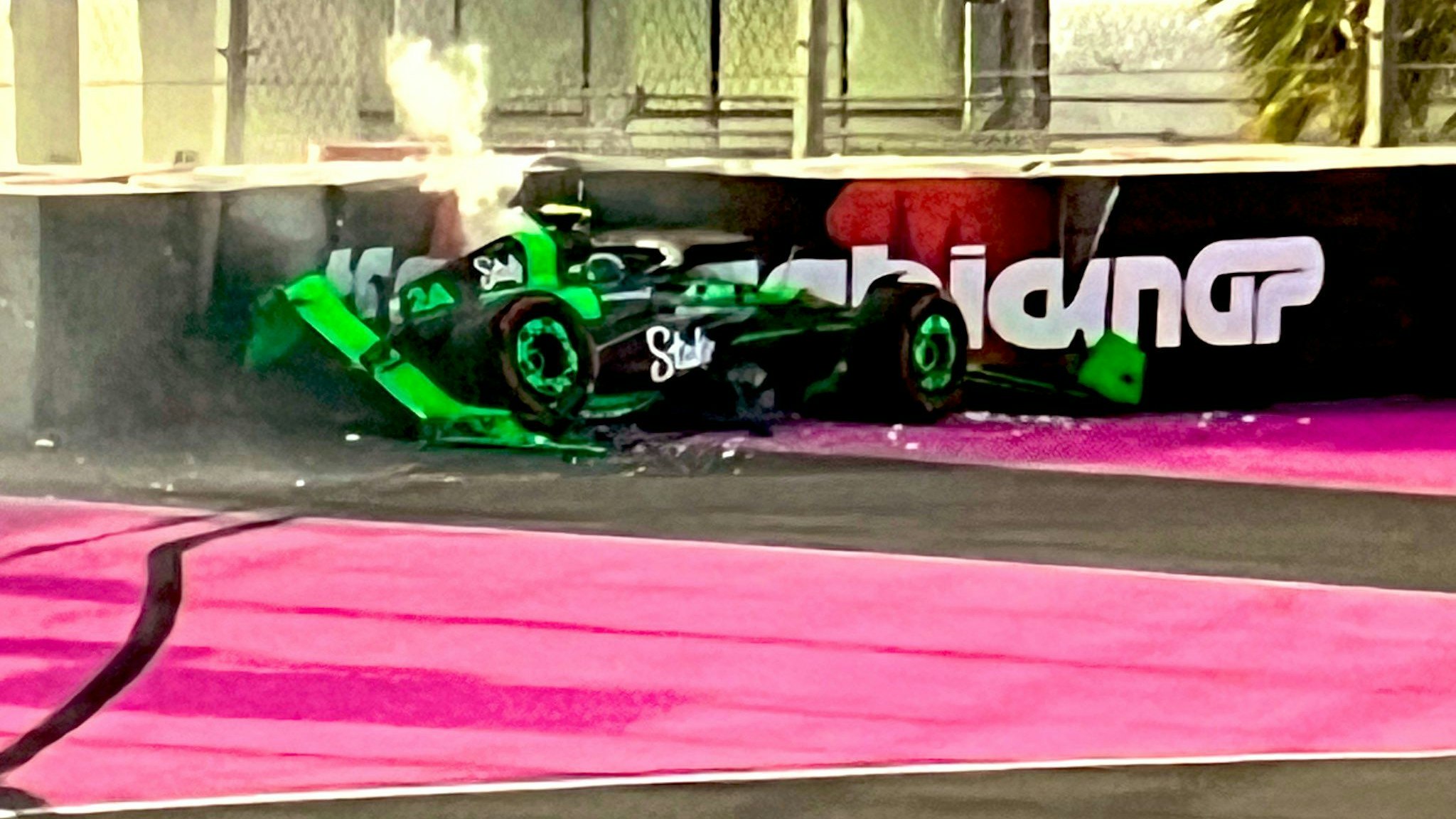 Der Sauber-Pilot Guanyu Zhou ist wuchtig abgeflogen. 