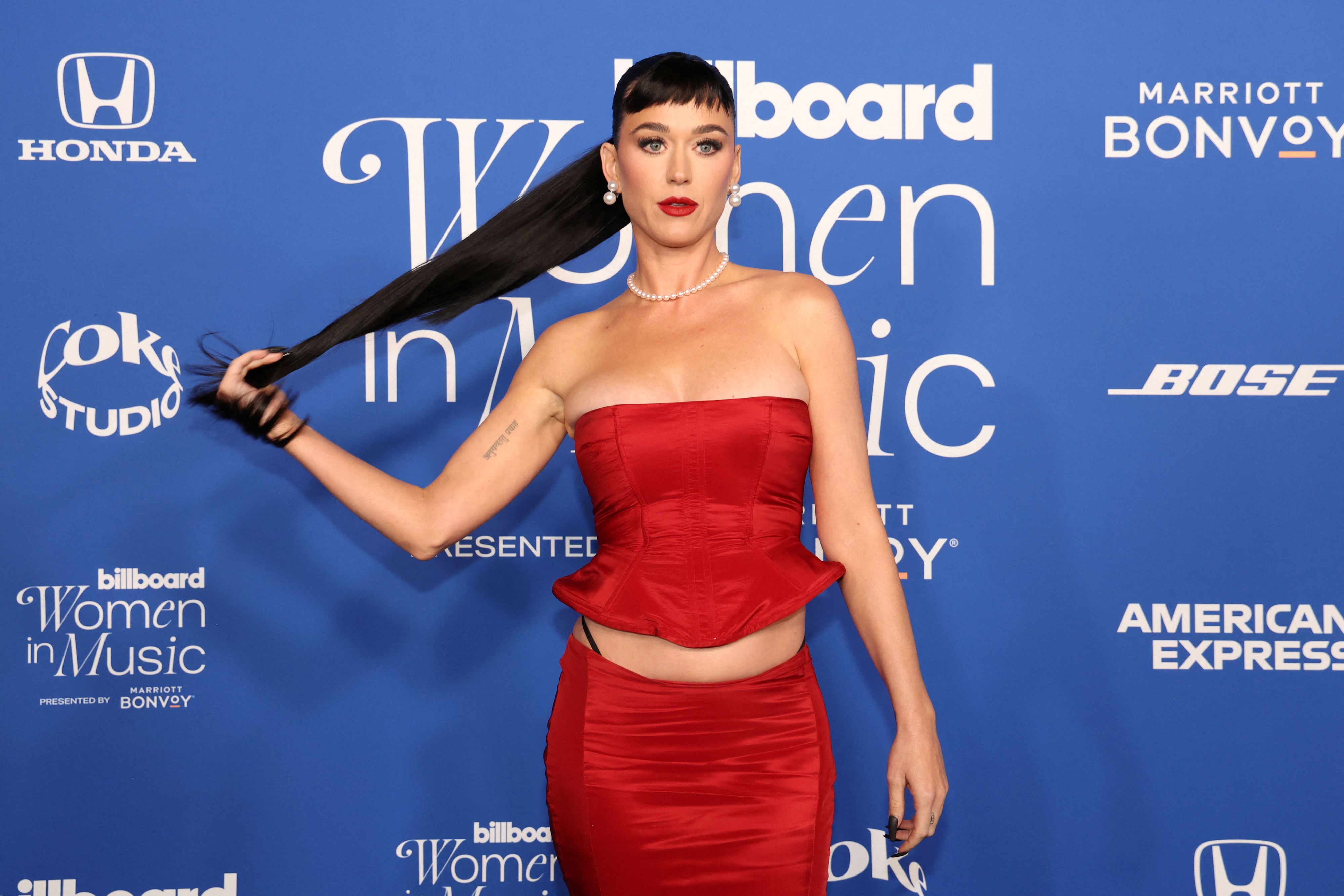 Katy Perry entsetzt ihre Fans mit skurrilem Arschgeweih.