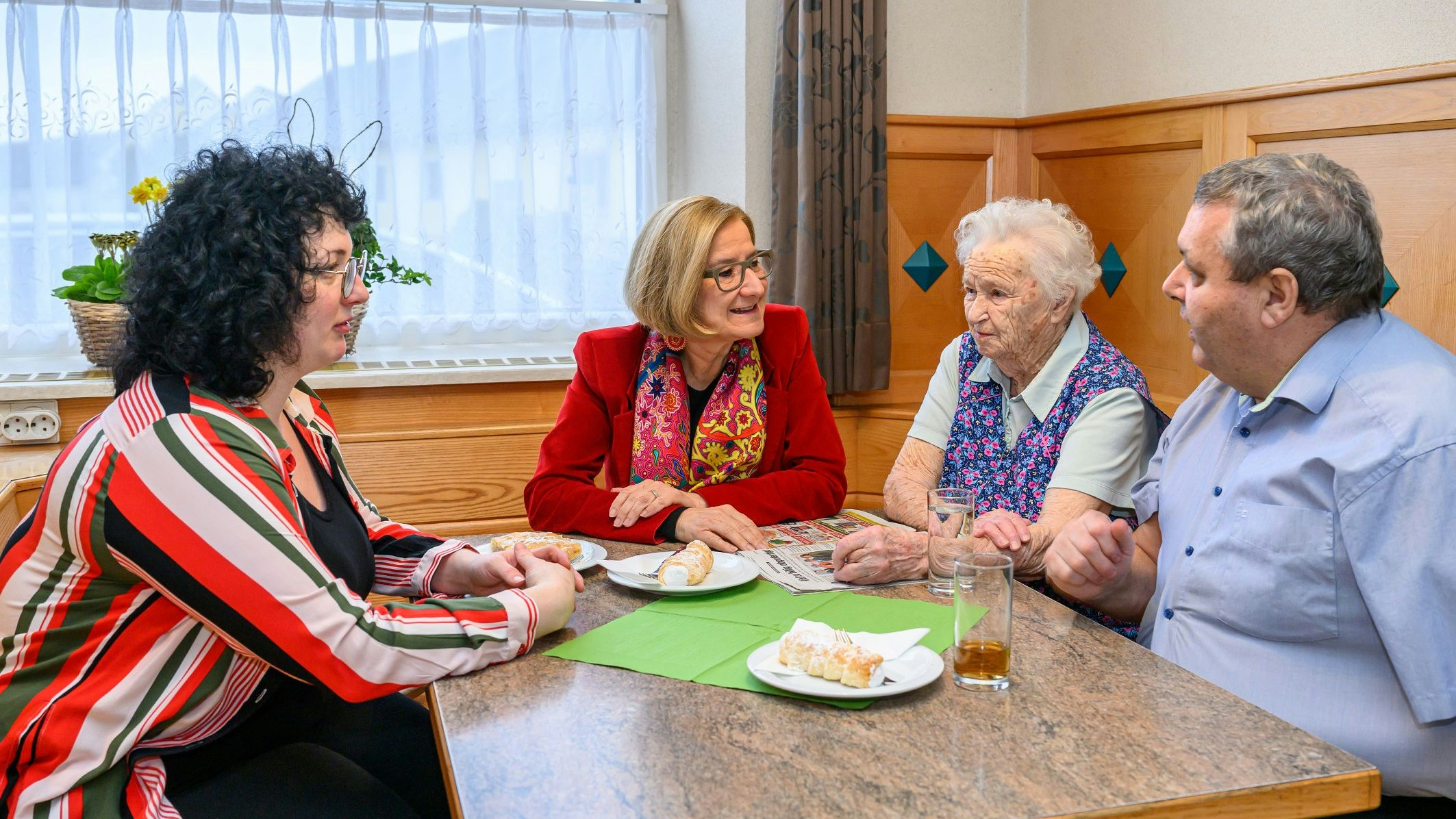 Junior-Chefin Anna Datzinger, Landeshauptfrau Johanna Mikl-Leitner, Schwiegermutter Waltraud Hintermeier, Senior-Chef Gerhard Keferböck.