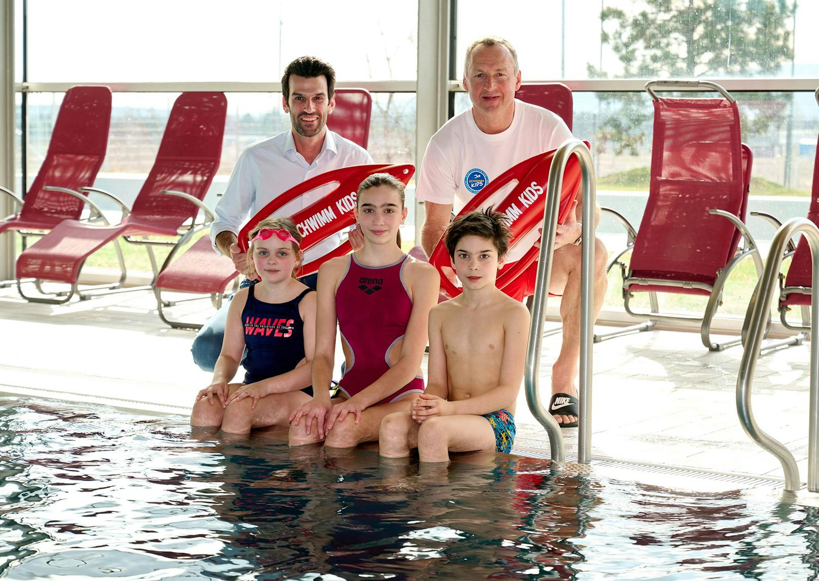 Landesvize Udo Landbauer und Testimonial Toni Pfeffer mit den kleinen Schwimmern.