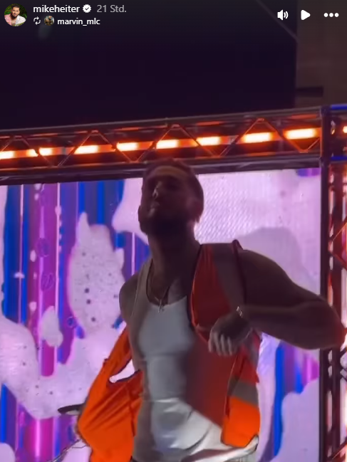 Mike Heiter probt bereits als sexy Bauarbeiter für seinen Auftritt.