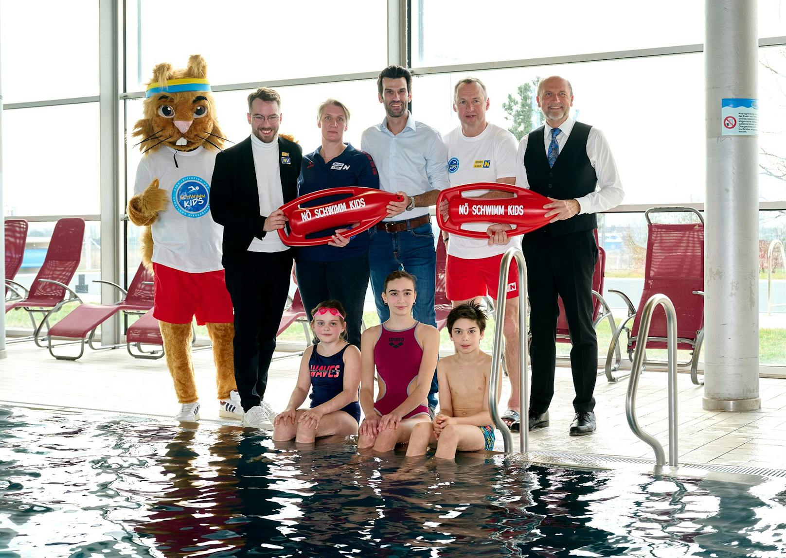 SPORTLAND Niederösterreich und der NÖ Landesverband im Schwimmen in Kooperation mit der Wasserrettung Niederösterreich und mit finanzieller Unterstützung der Niederösterreichischen Versicherung haben das Projekt „NÖ Schwimm Kids“ ins Leben gerufen.