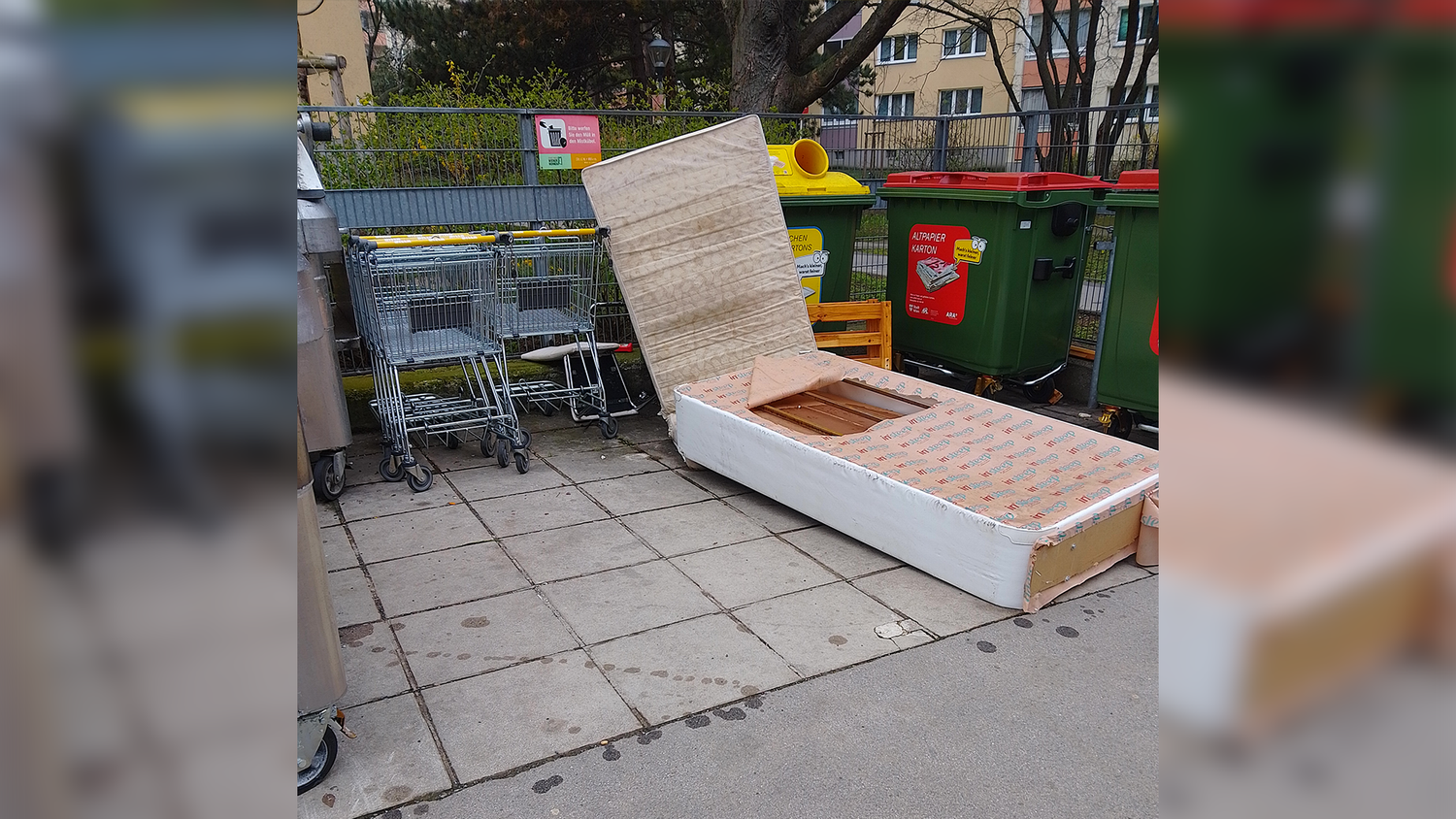 Ein entsorgtes Bett sorgt derzeit für Wirbel in Wien-Favoriten. Laut einer Anrainerin ist die Müllsituation vor Ort eine Katastrophe.