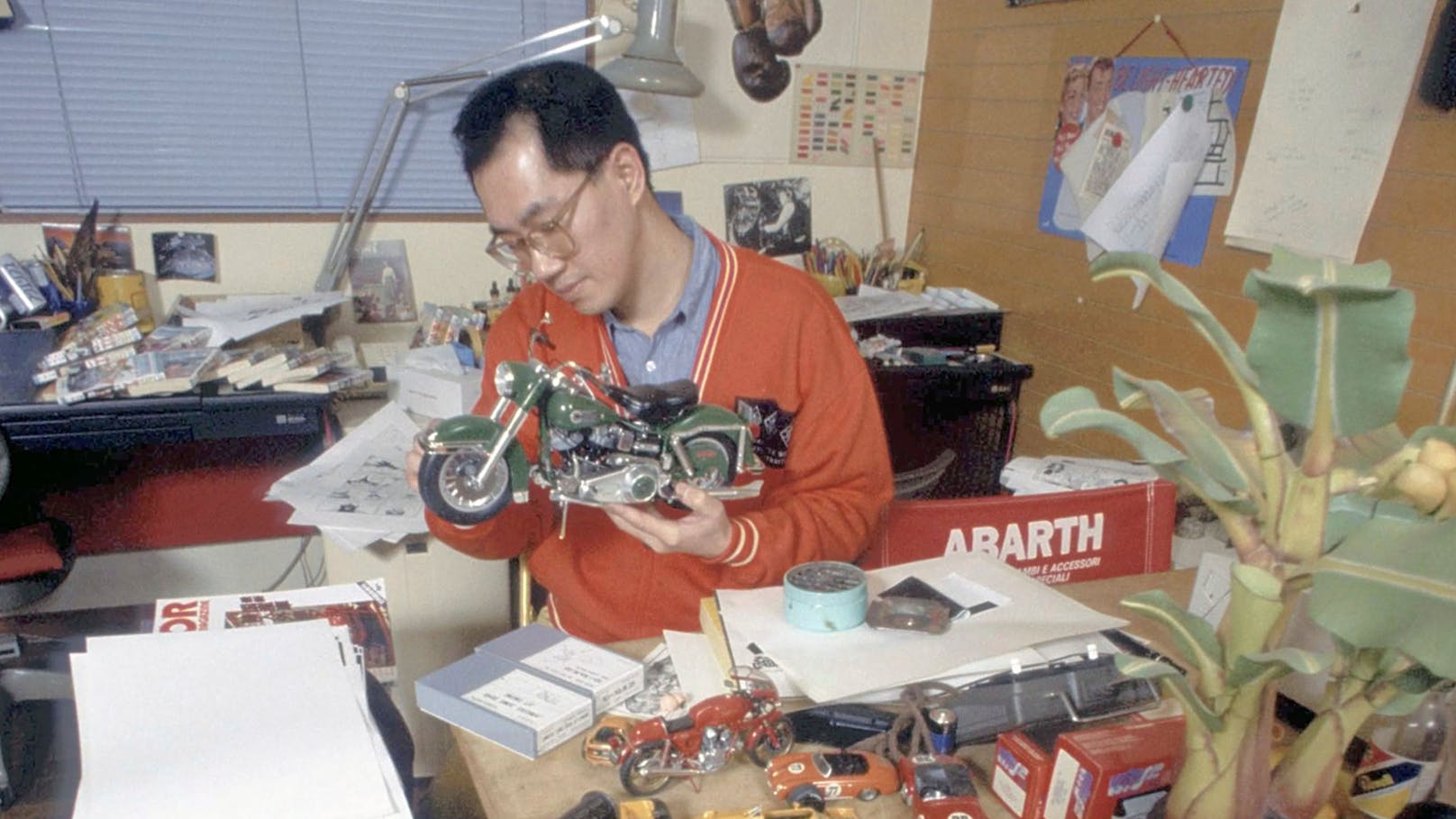 Der japanische Manga-Zeichner Akria Toriyama galt als medienscheu. Das Archivfoto zeigt ihn in der Stadt Kiyosu im Jahr 1988.