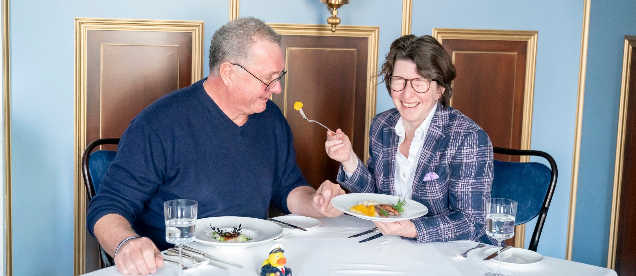 "Der Connaisseur" Wolfgang Fischer und "Die Cuisinière" (3-Hauben-Köchin Jacqueline Pfeiffer) testen für Newsflix Lokalitäten
