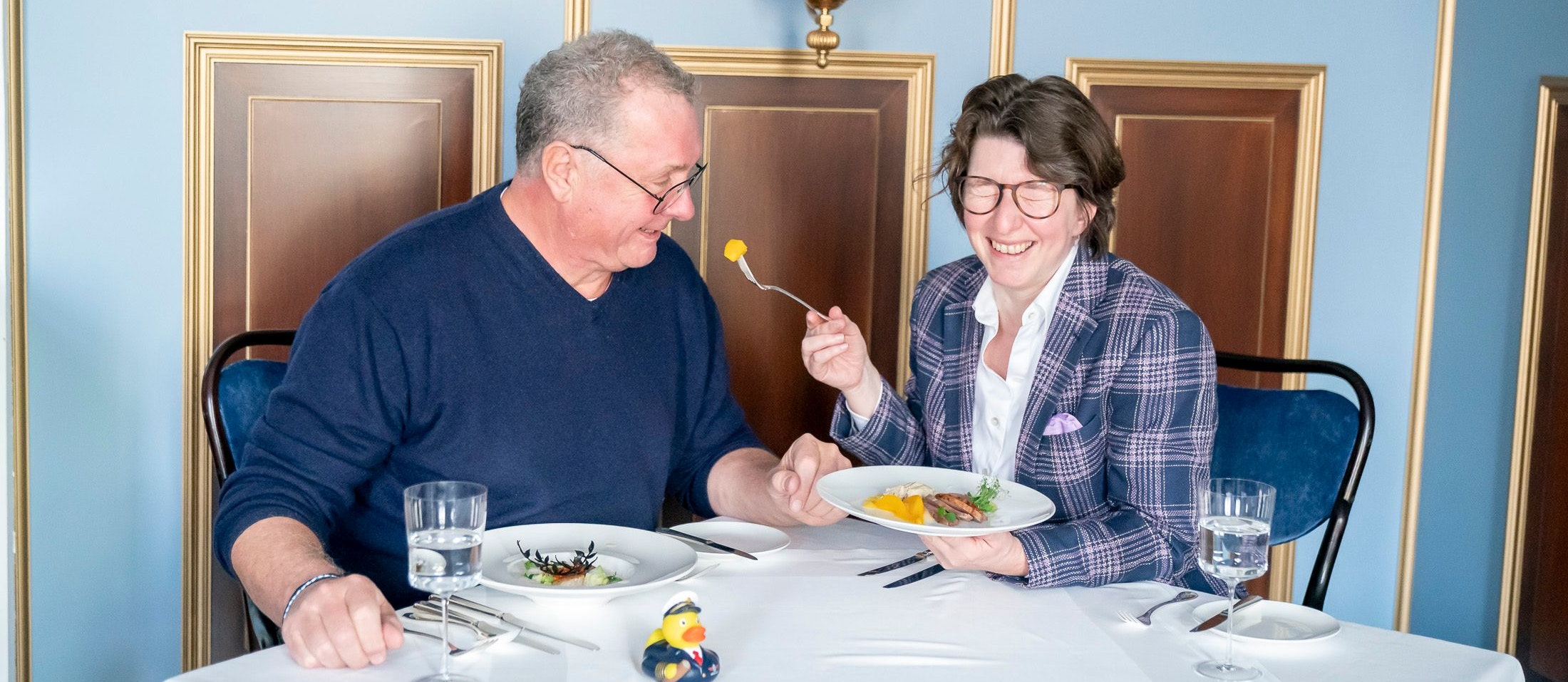 "Der Connaisseur" Wolfgang Fischer und "Die Cuisinière" (3-Hauben-Köchin Jacqueline Pfeiffer) testen für <em>Newsflix</em> Lokalitäten