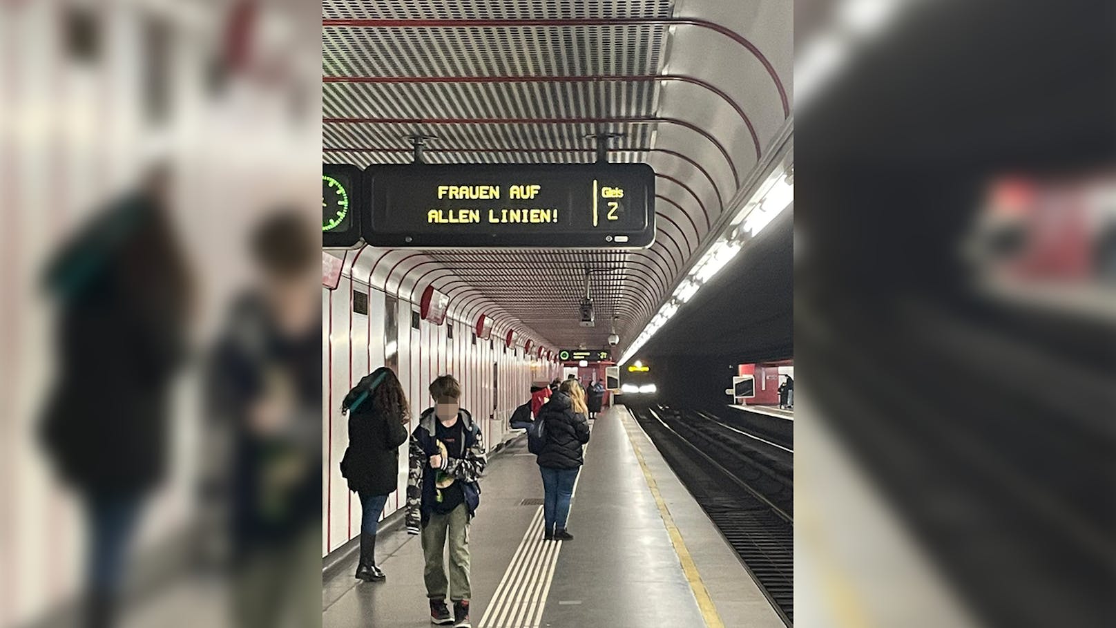 Anzeigetafel in Wiener U-Bahn zeigt wichtige Botschaft