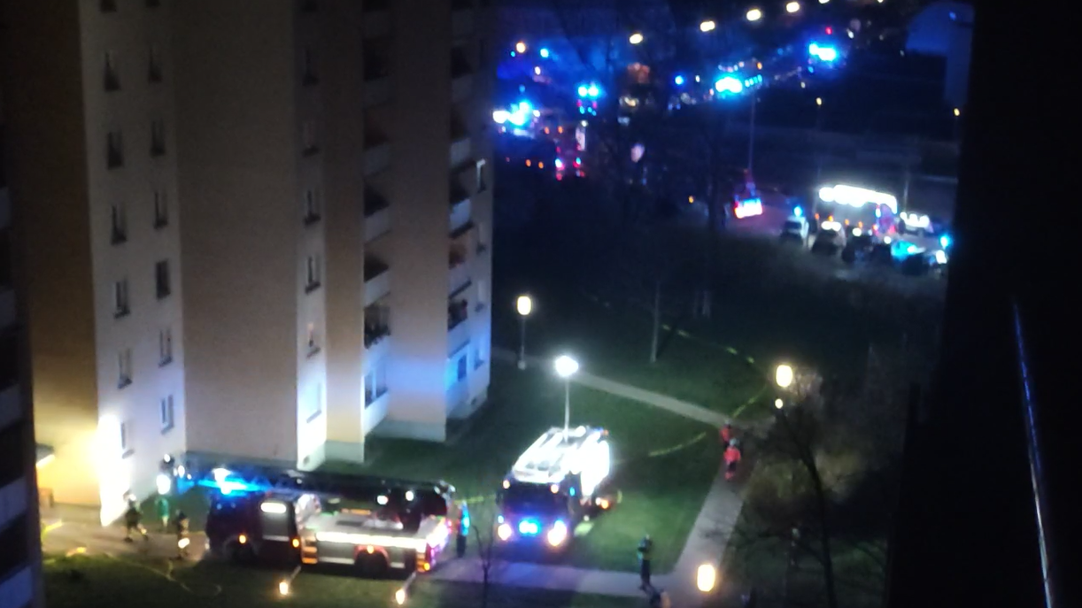 Mehrere Einsatzfahrzeuge standen kurz vor Mitternacht vor dem Wohnkomplex.