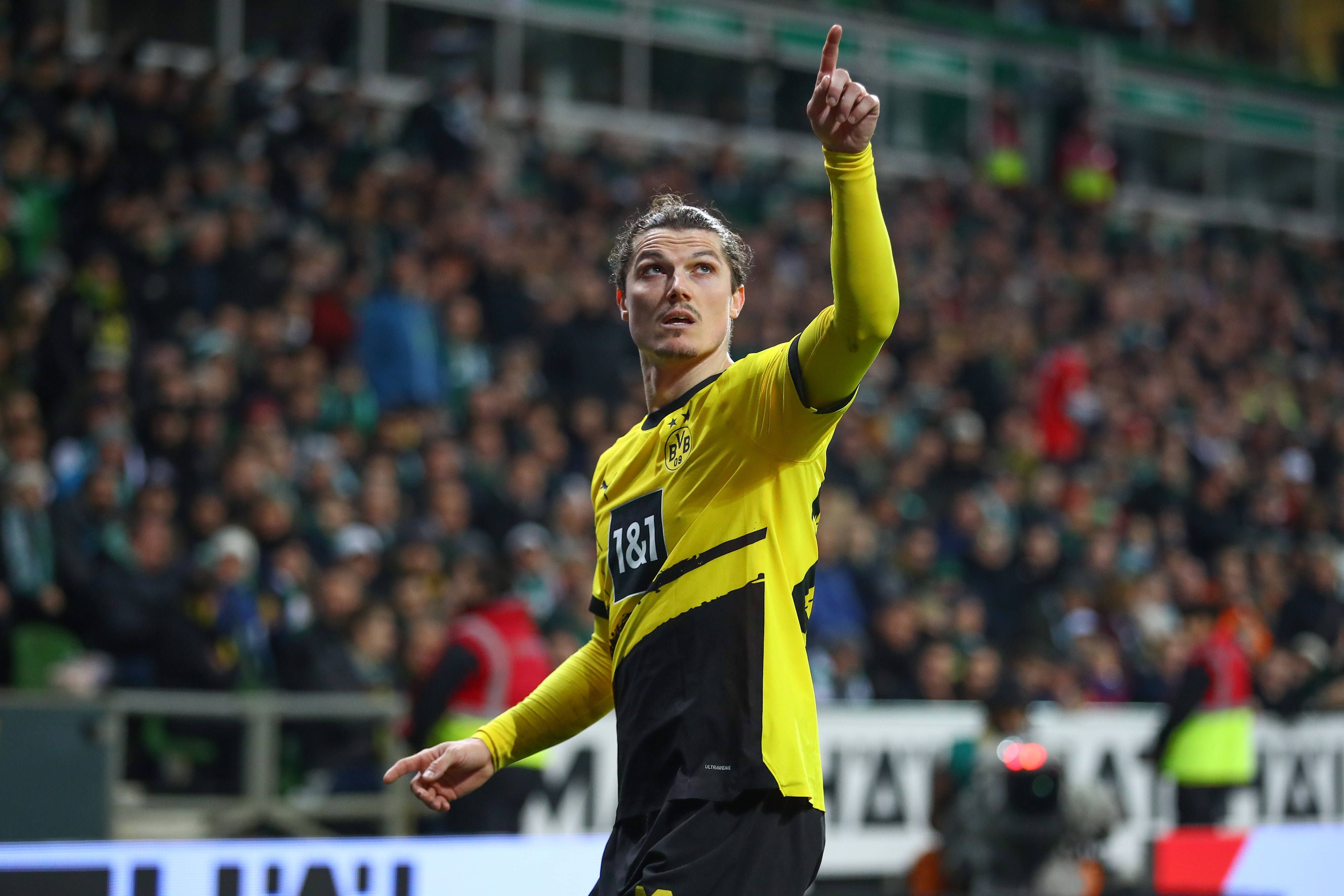 Hier deutet Marcel Sabitzer vor der Werder-Fankurve auf die Anzeigetafel.