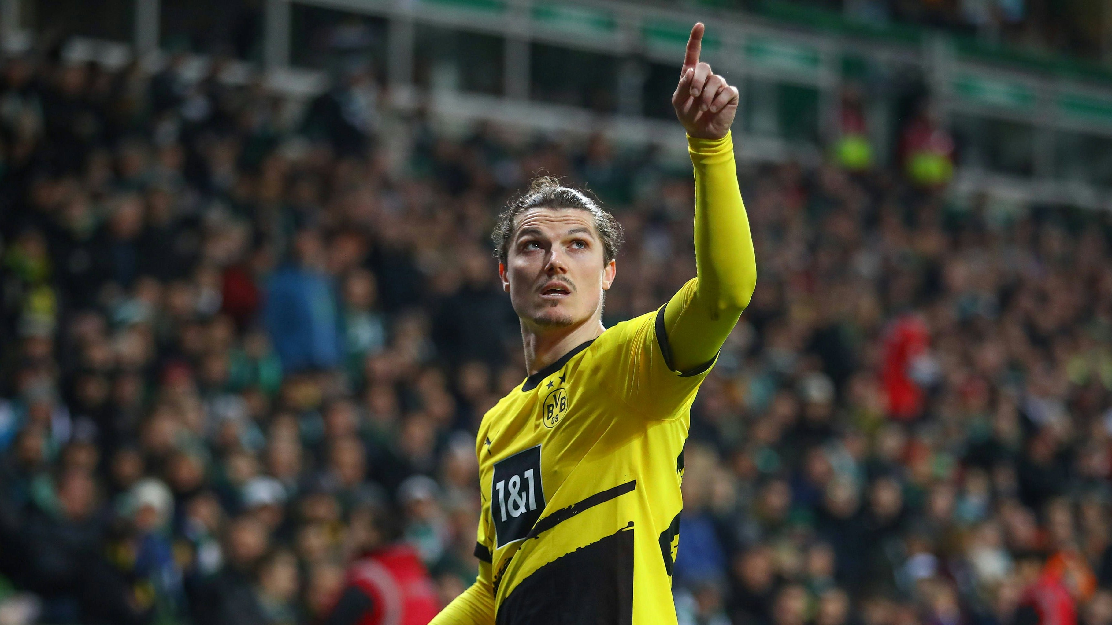 Hier deutet Marcel Sabitzer vor der Werder-Fankurve auf die Anzeigetafel. 