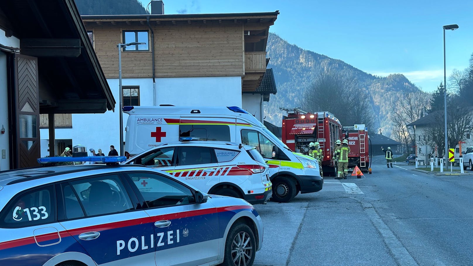 Polizei, Rettung und Feuerwehr wurden alarmiert.