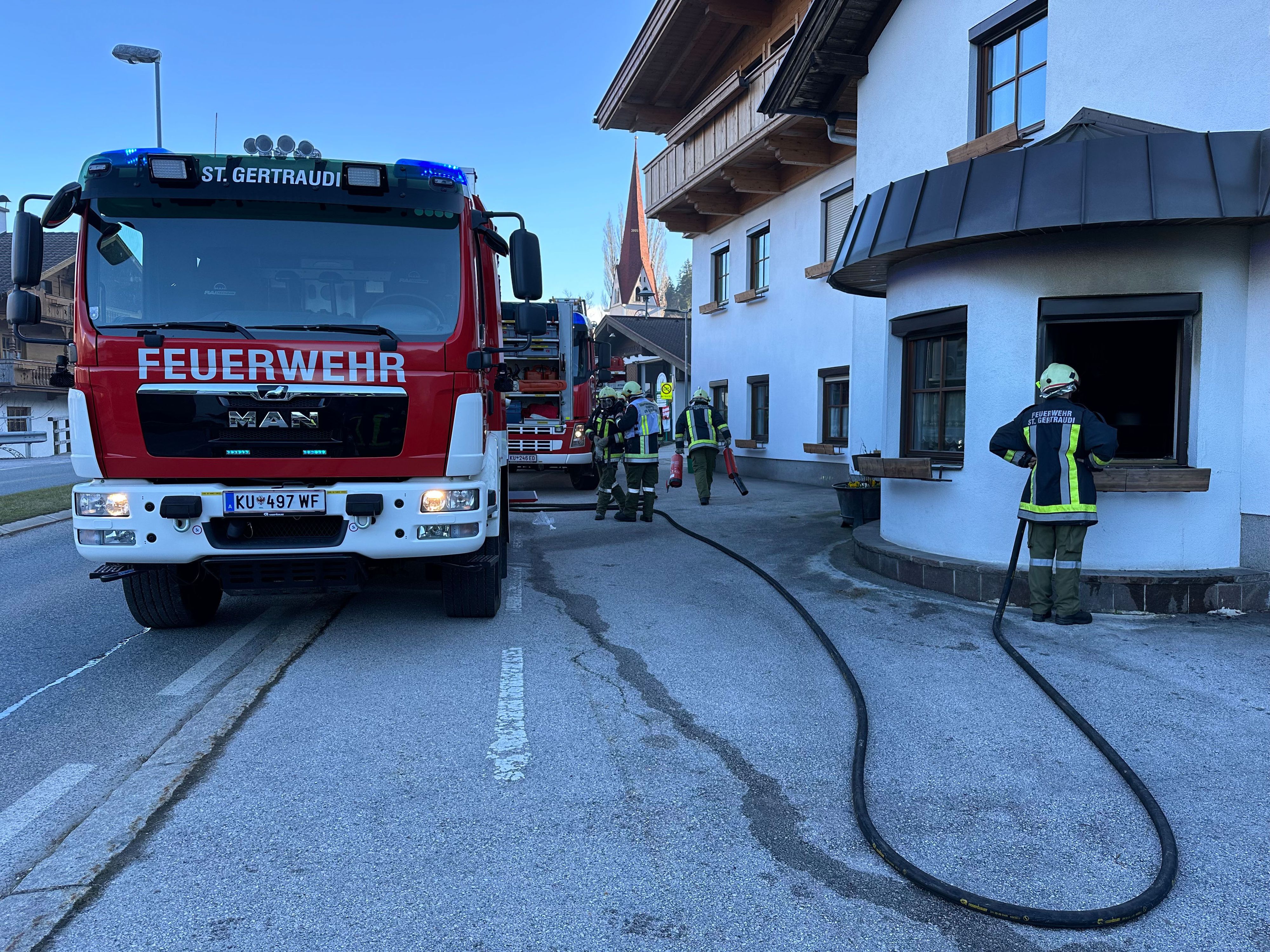 Nachdem der Versuch scheiterte, das Feuer selbst zu löschen, musste die Feuerwehr ran.