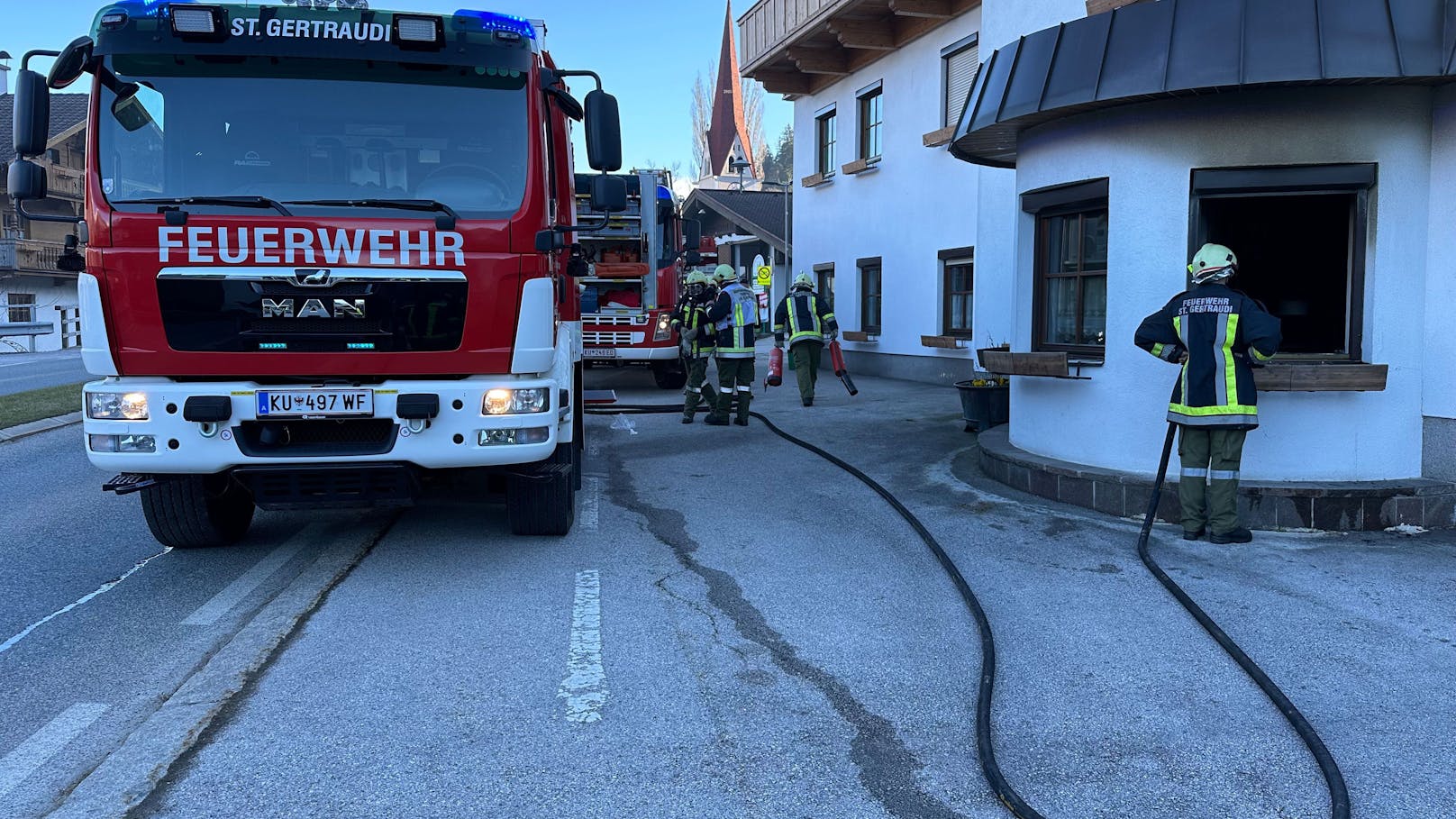 Nachdem der Versuch scheiterte, das Feuer selbst zu löschen, musste die Feuerwehr ran.