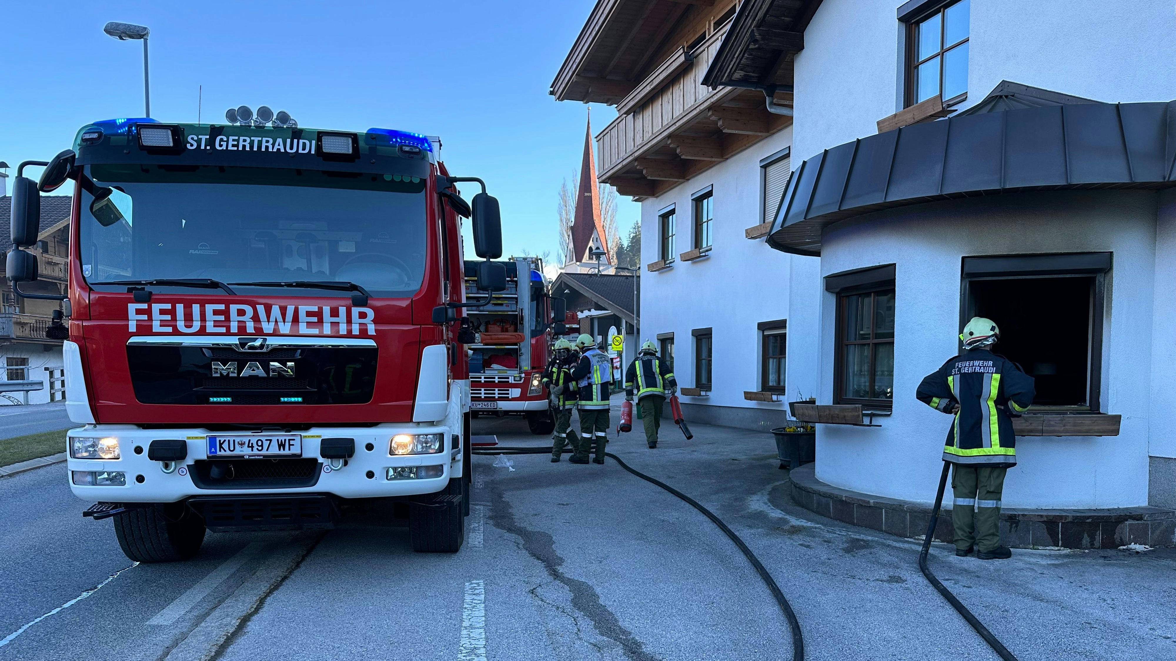 Nachdem der Versuch scheiterte, das Feuer selbst zu löschen, musste die Feuerwehr ran.