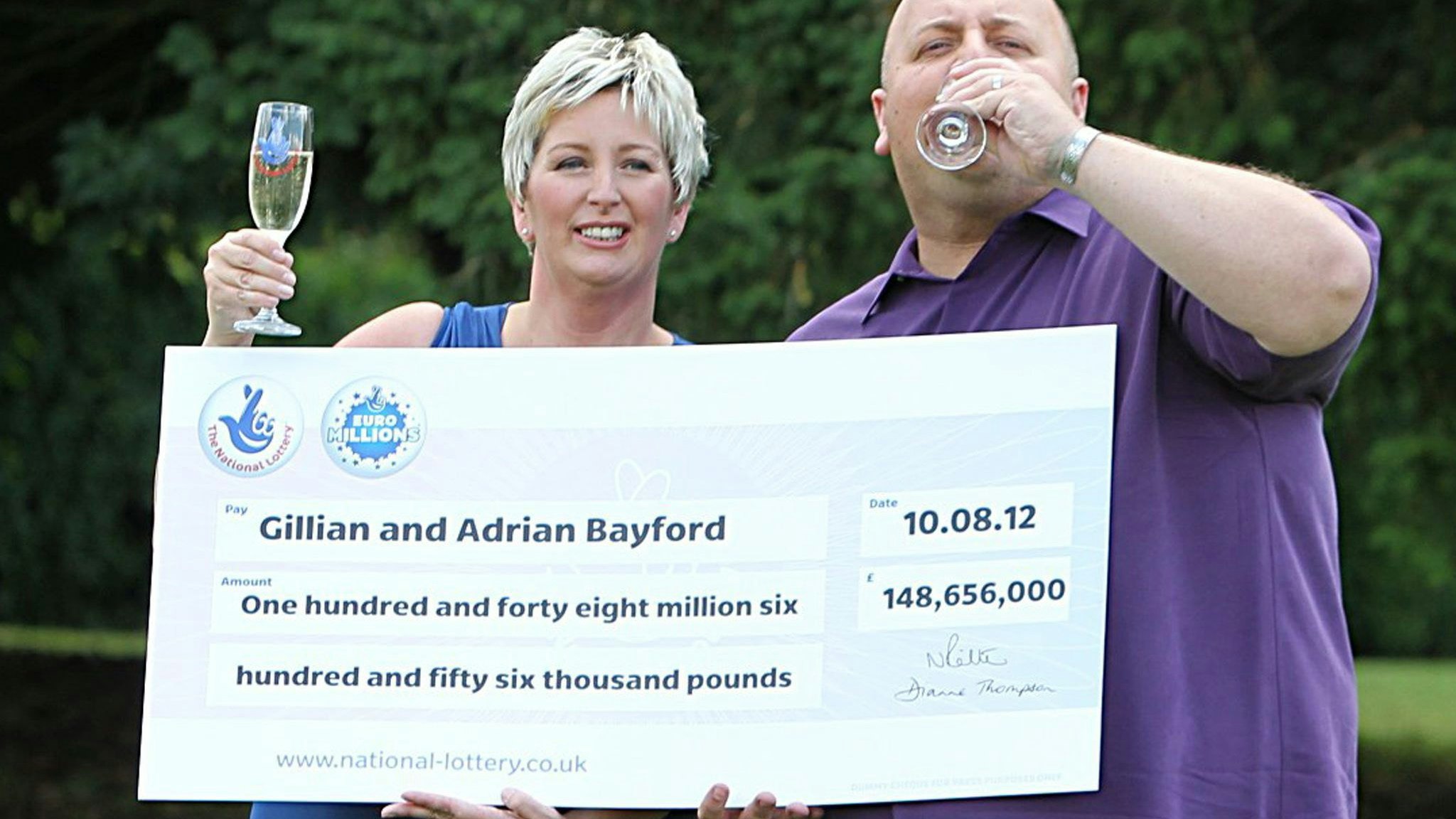 Download von www.picturedesk.com am 09.03.2024 (13:50).  epa03361721 Adrian Bayford, 41, and wife Gillian, 40, from Haverhill, Suffolk, with a giant cheque following a press conference at Down Hall Country House Hotel in Hatfield Heath, Hertfordshire, north of London, England, 14 August 2012 after they won a 188.8 million euro EuroMillions jackpot. EPA/SEAN DEMPSEY UK AND IRELAND OUT EDITORIAL USE ONLY - 20120814_PD0986 - Rechteinfo: Rights Managed (RM) Nur für redaktionelle Nutzung!