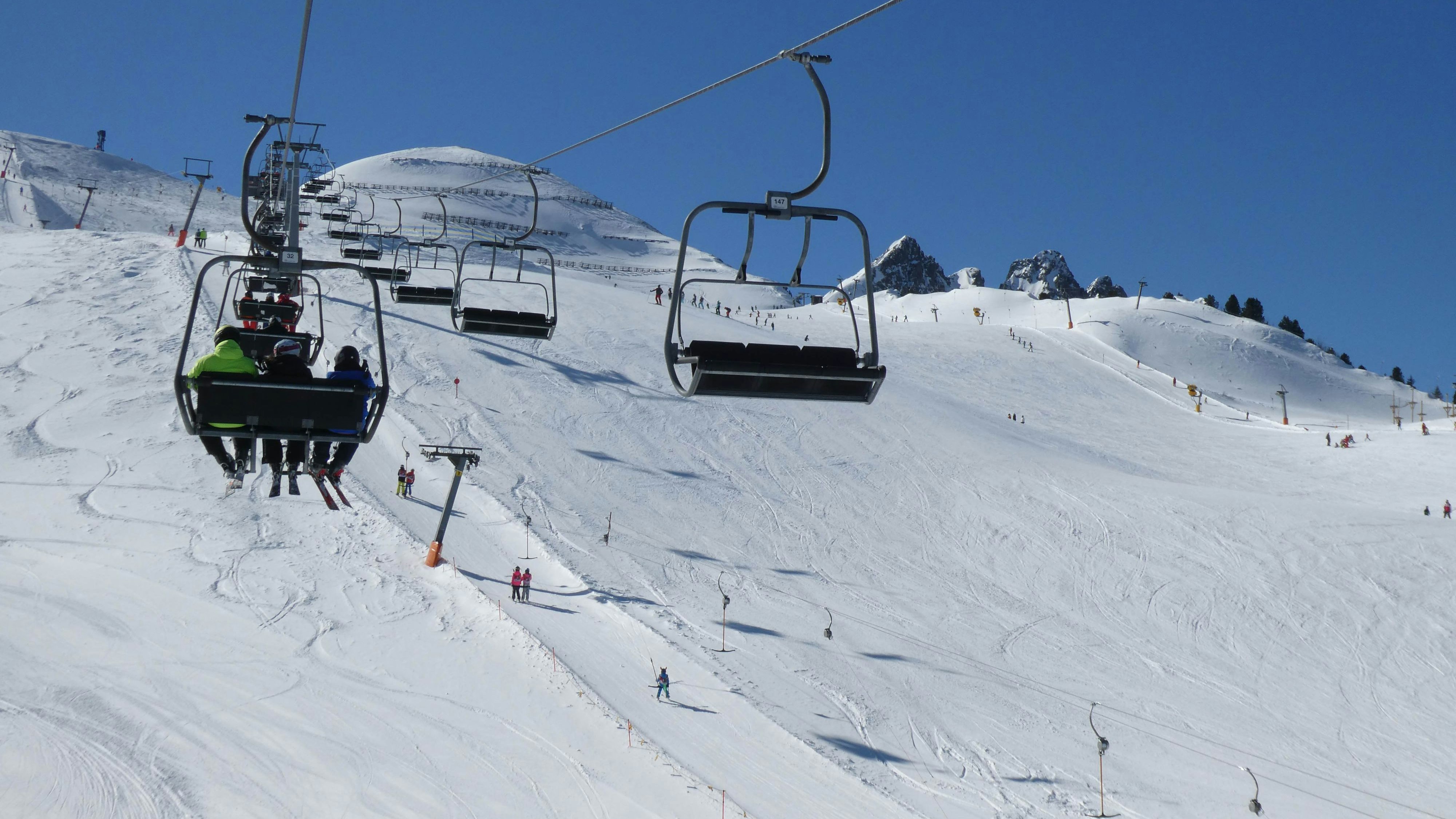 Ein 66-Jähriger verpasste den Ausstieg aus einem Sessellift und stürzte rund eineinhalb Meter ab. 