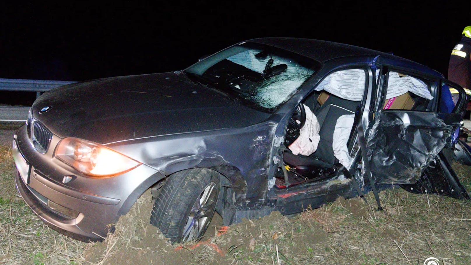 Crash mit BMW – Auto-Teile 160 Meter weit verstreut