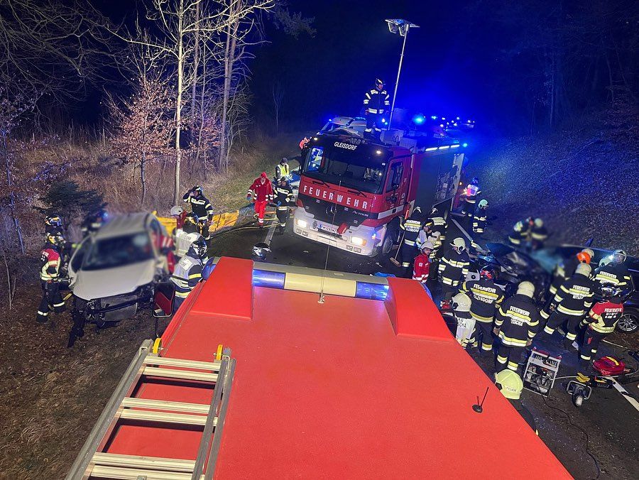 Die beiden Pkw-Lenker wurden bei dem Unfall verletzt.