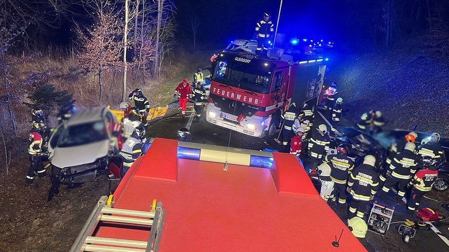 Die beiden Pkw-Lenker wurden bei dem Unfall verletzt.