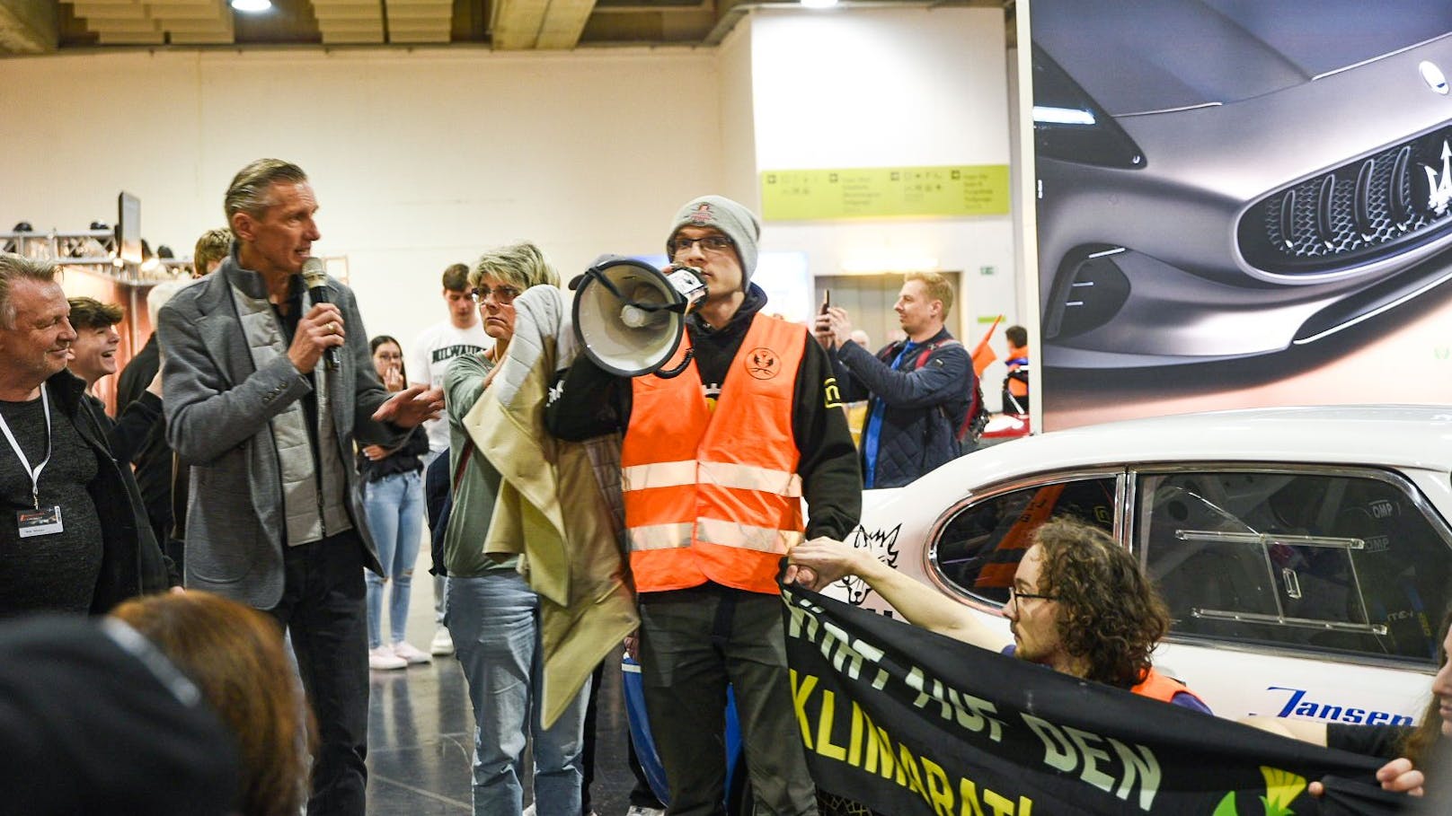 Der Moderator, Oliver Zeisberger, versucht die Lage zu entschärfen.