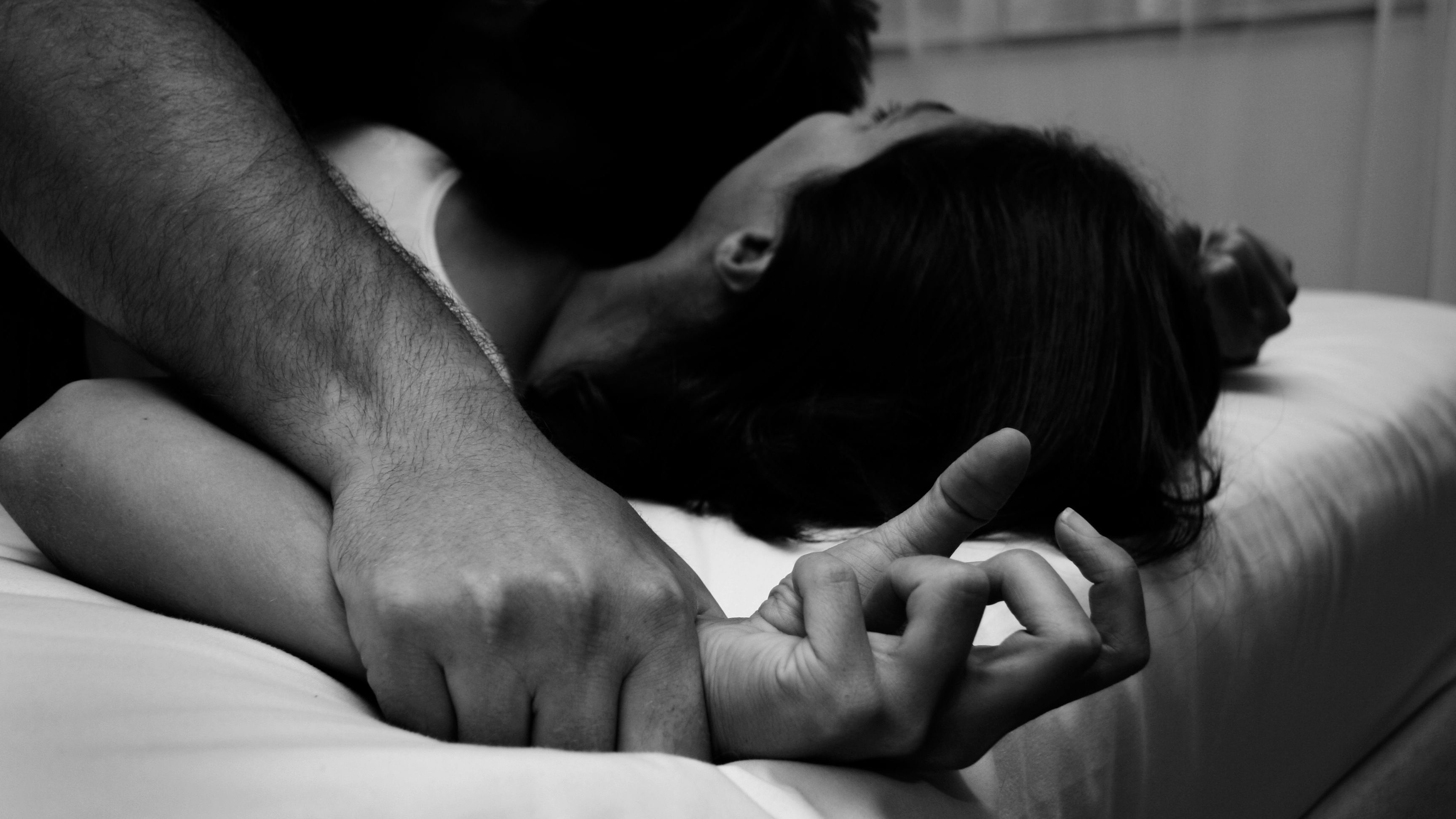 Zwei Mädchen sollen von mehreren Jugendlichen vergewaltigt worden sein.