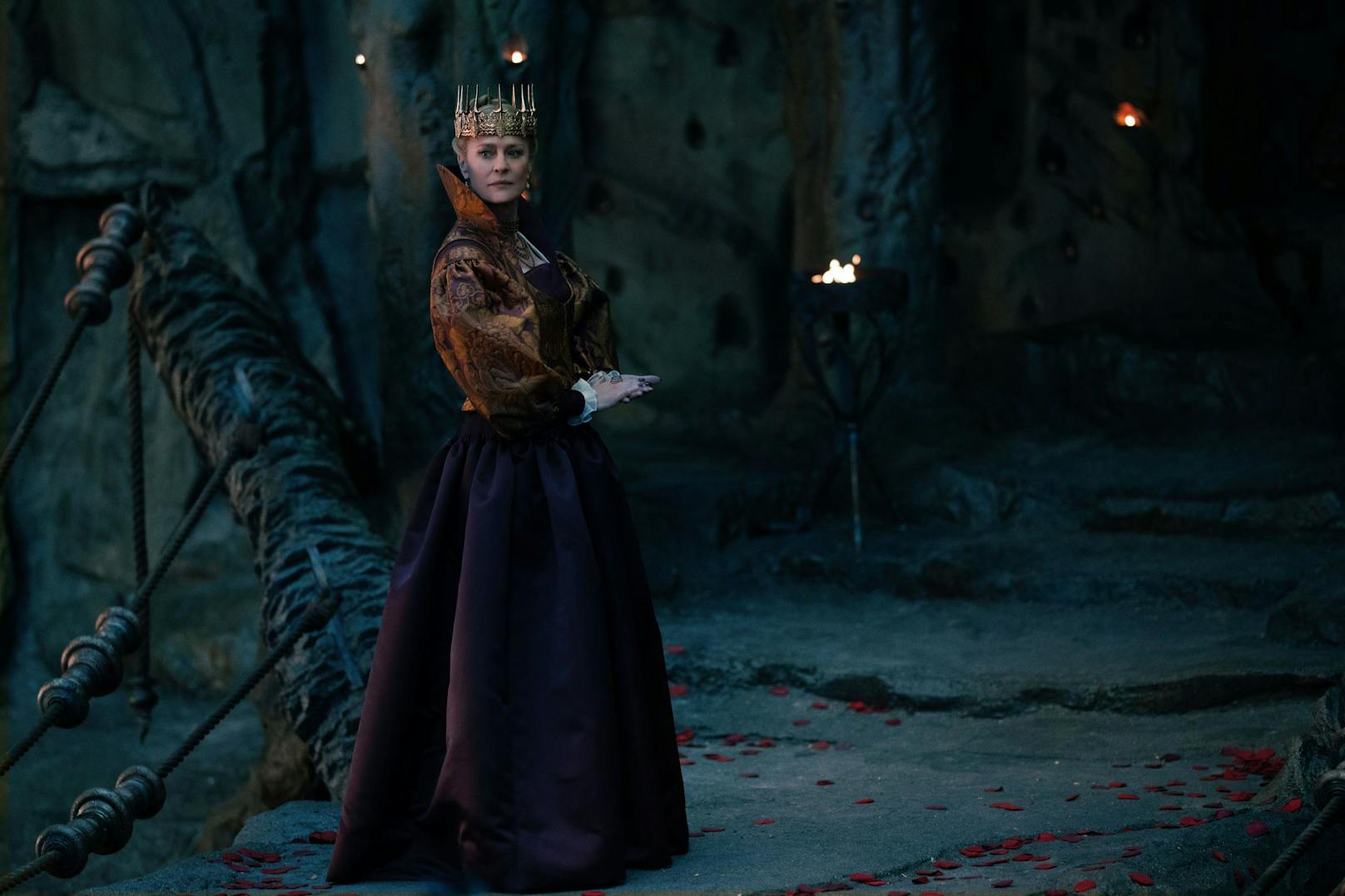 Golden-Globe-Gewinnerin Robin Wright ("Forrest Gump", "House of Cards") als Queen Isabelle