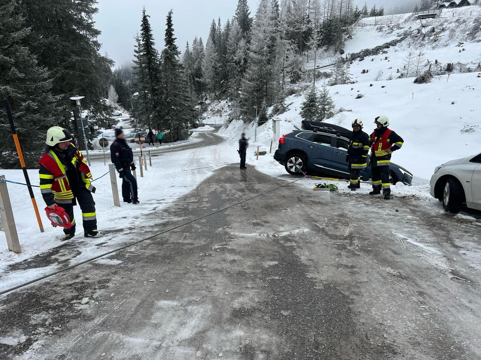 Die Einsatzkräfte der Freiwilligen Feuerwehr Rennweg am Katschberg führten die Absicherungsmaßnahmen durch.