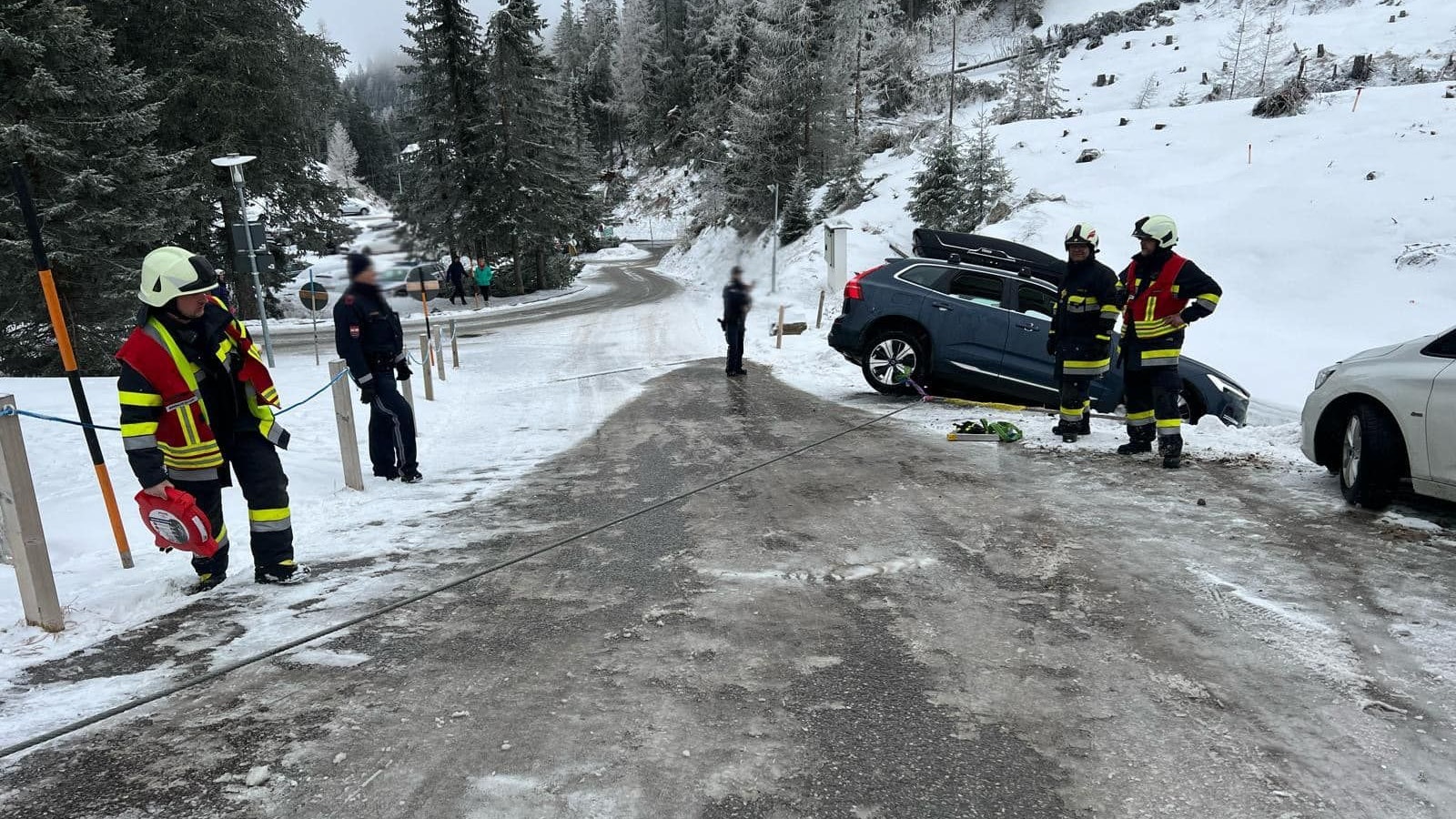 Die Einsatzkräfte der Freiwilligen Feuerwehr Rennweg am Katschberg führten die Absicherungsmaßnahmen durch. 