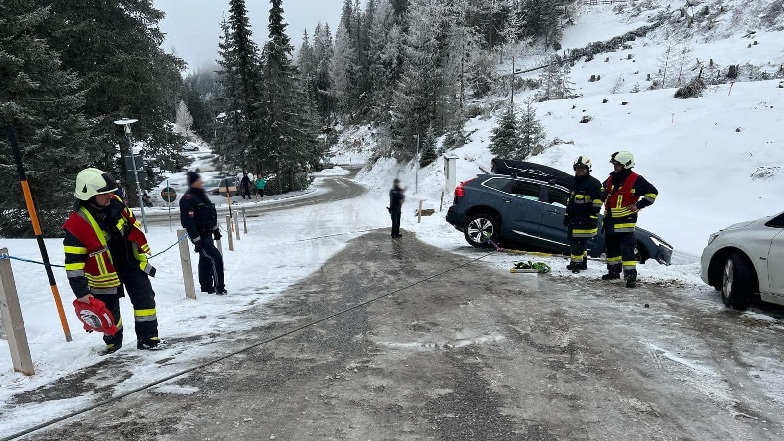 Heute.at - Urlauber will nach Hause, verursacht wilden Eis-Crash