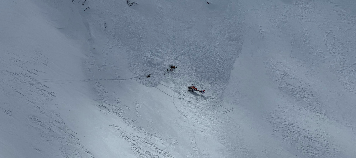 Nach etwa 100 Metern Querfahrt kam es oberhalb von den zwei Alpinisten zu einer Fernauslösung eines Schneebretts
